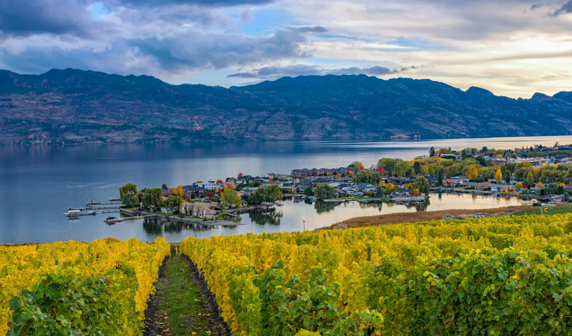 Die Rockies & der Norden ab Vancouver: Stadt Kelowna im Okanagan Valley Die Rockies & der Norden ab Vancouver: Stadt Kelowna im Okanagan Valley