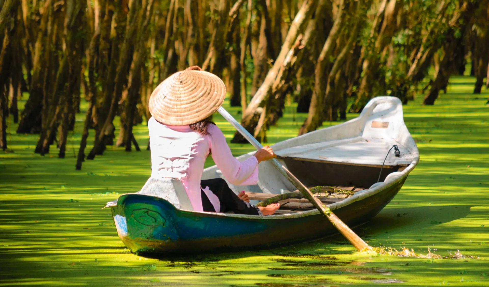 Faszinierendes Mekong Delta - ab Saigon bis Phu Quoc: Mekong Delta: Woman paddling in the Tra Su flooded forest Faszinierendes Mekong Delta - ab Saigon bis Phu Quoc: Mekong Delta: Woman paddling in the Tra Su flooded forest