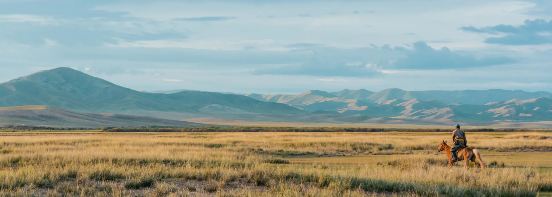 Reiter in der mongolischen Landschaft Reiter in der mongolischen Landschaft
