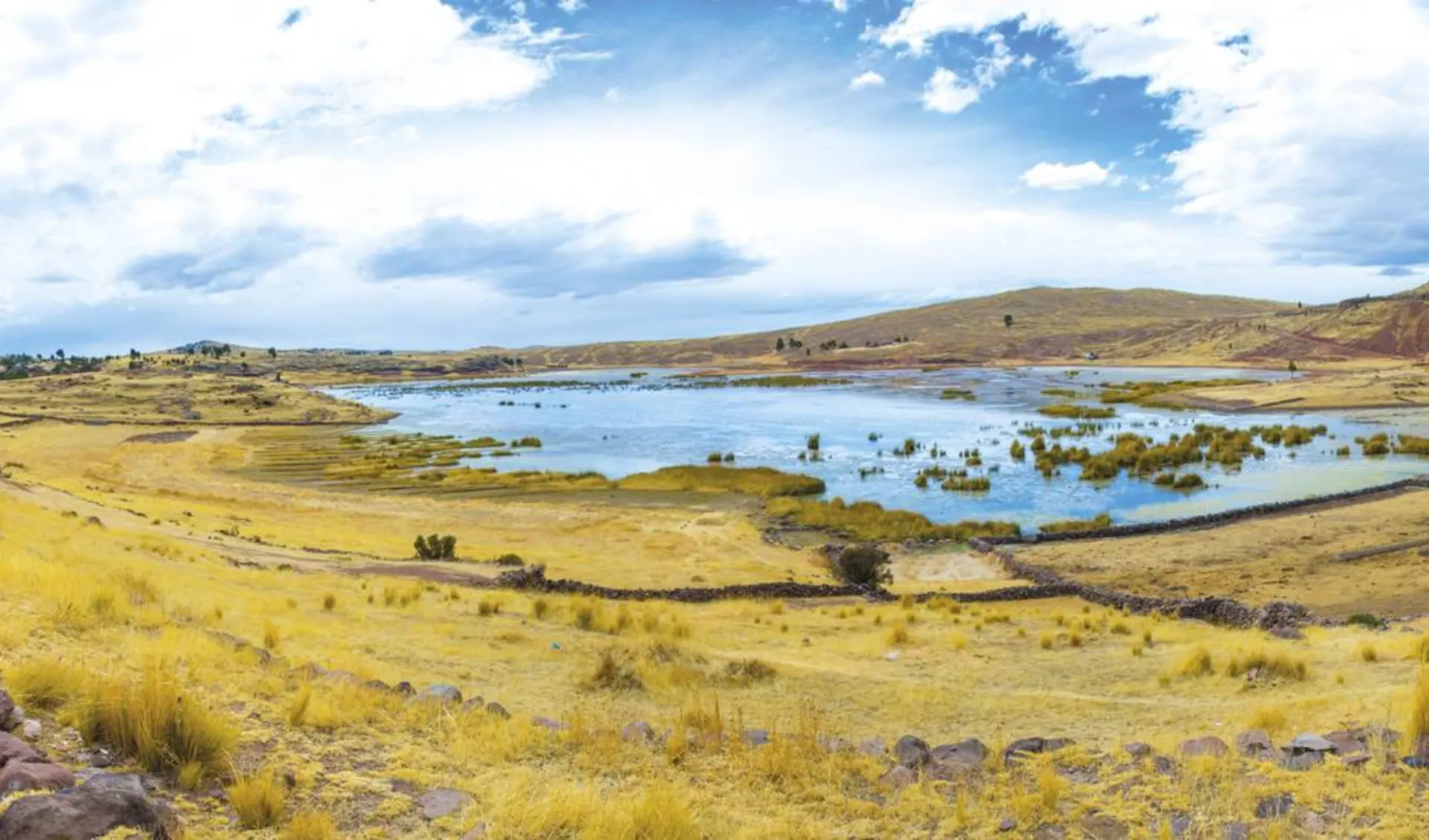 Privatreise Paseo Divino ab Lima: Peru - Titicacasee - Panorama der Funerary Türme und Ruinen in Sillustani