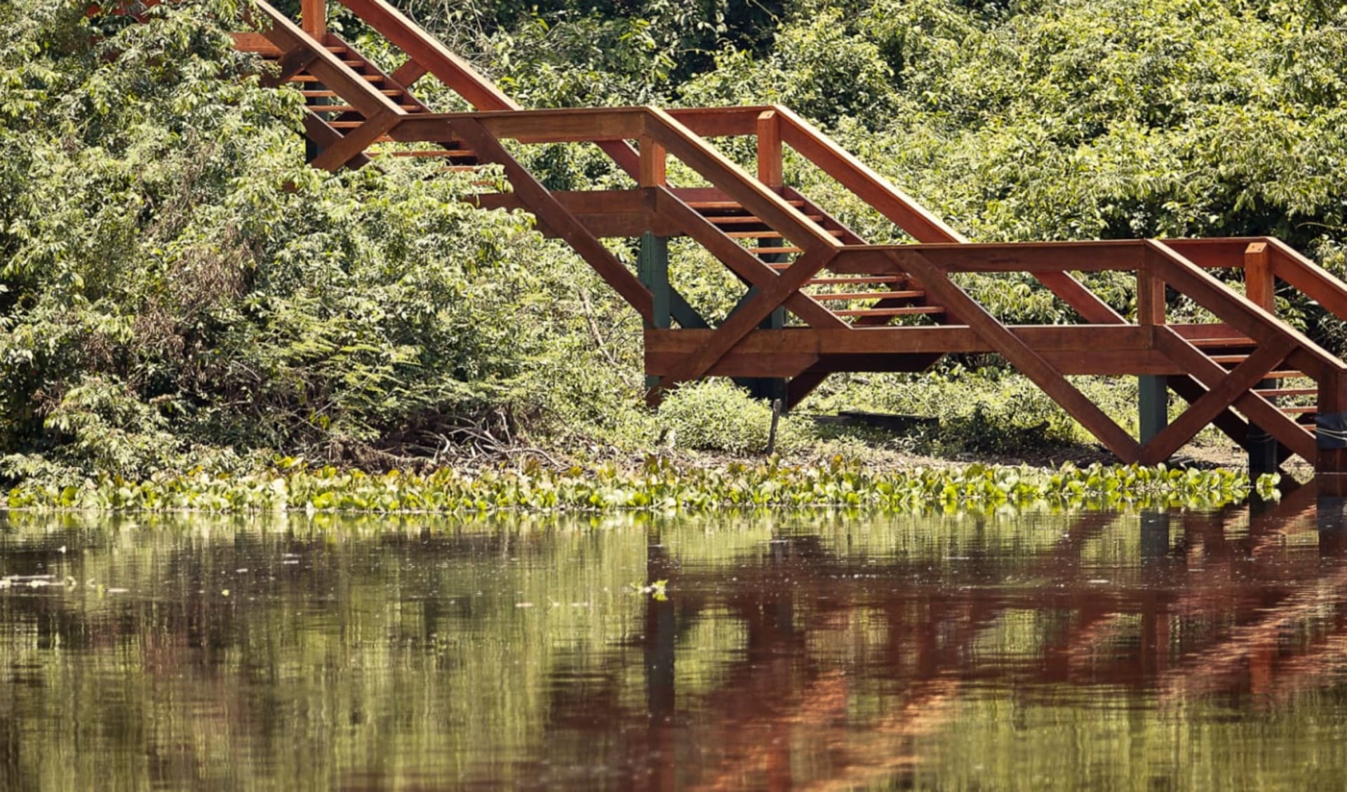 Cristalino Lodge in Alta Floresta: Cristalino Lodge-floating deck with stairs