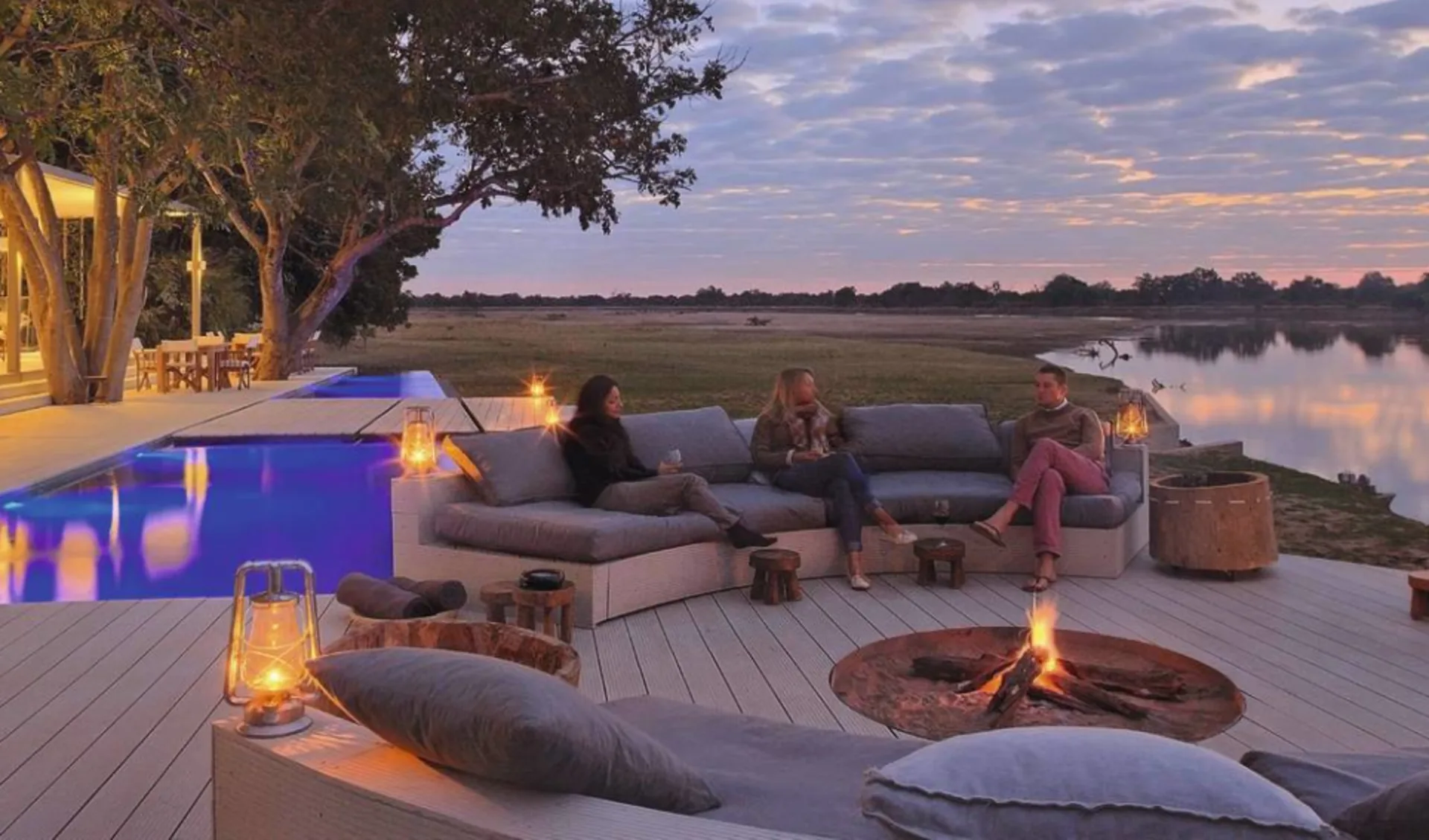 Chinzombo Camp in South Luangwa: Exterior Chinzombo Camp Sitzplatz mit Menschen und Pool