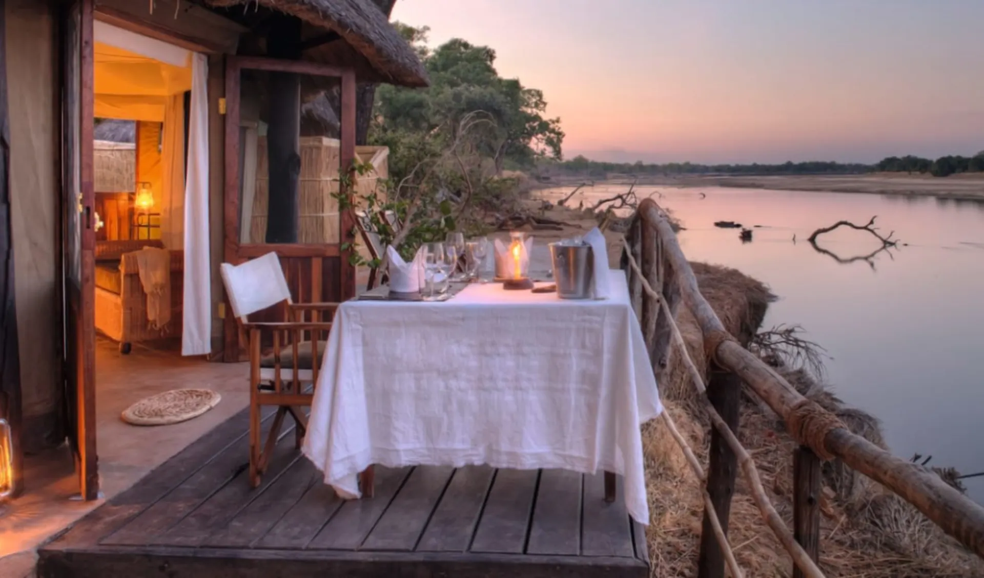 Mchenja Camp in South Luangwa: Mchenja Camp - Tisch auf Terrasse mit Ausblick auf Fluss