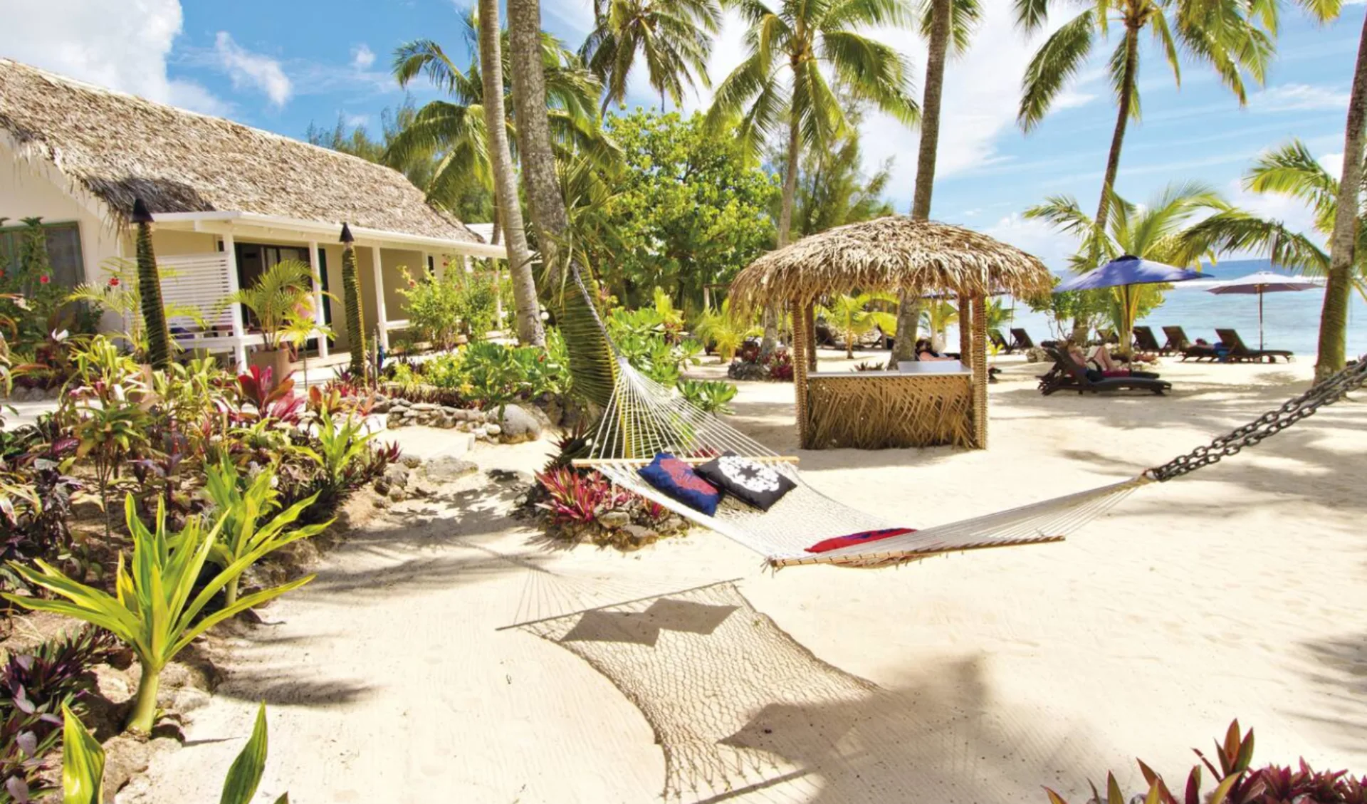 Manuia Beach Resort in Rarotonga:  Manuia Beach Hotel - Blick auf Garten und Bungalow