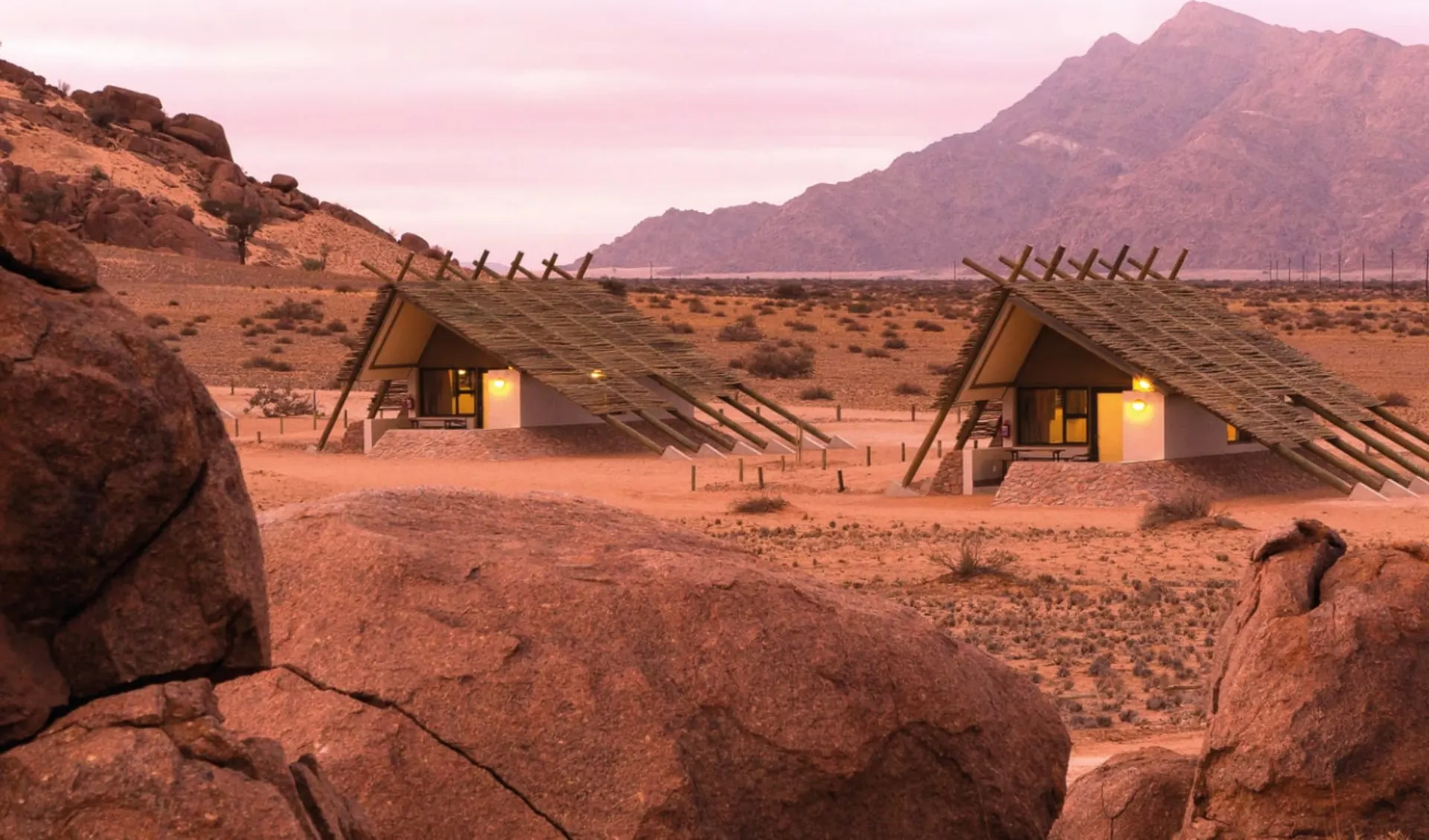 Desert Quiver Camp in Sesriem:  Desert Quiver Lodge - Zimmer von Aussen