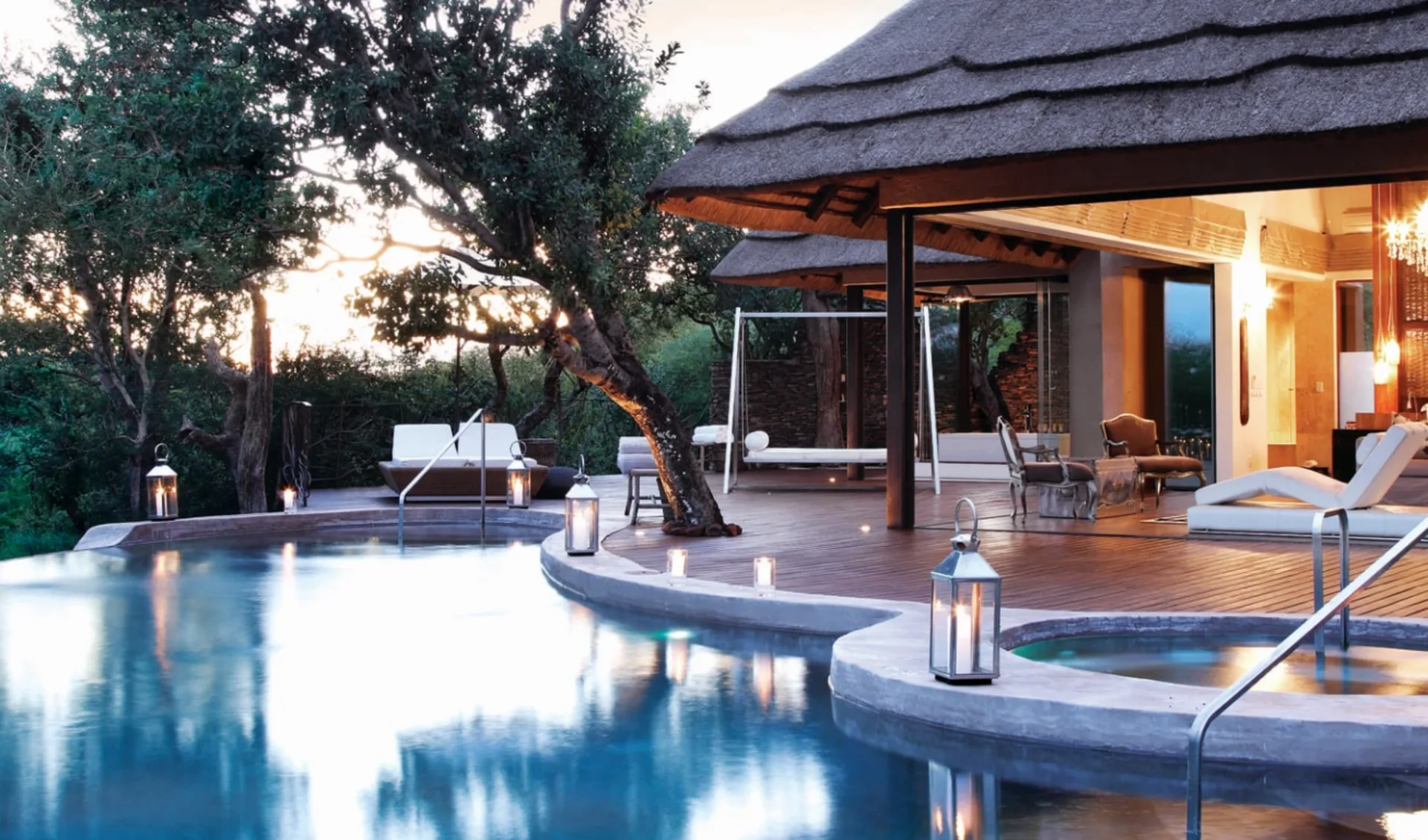 Molori Safari Lodge in Madikwe Game Reserve:  Moloris Safari Lodge - Blick auf Pool und Hauptgebäude