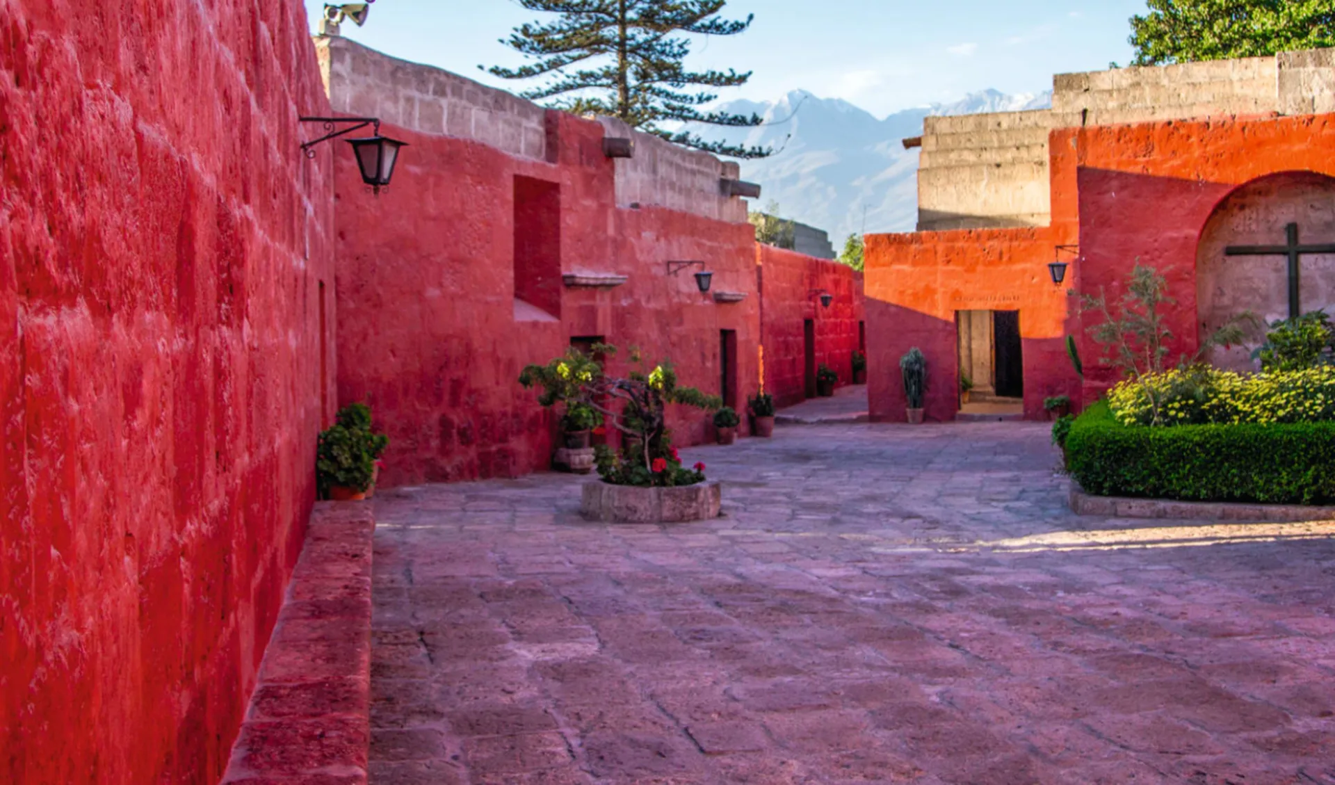 Lima - Nazca - Arequipa: Peru - Santa Catalina - farbige Häuser