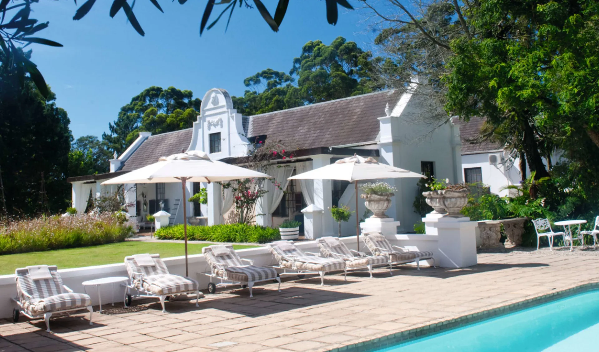 Lairds Lodge Country Estate in Plettenberg Bay: Lairds Lodge  - Aussenansicht mit Pool