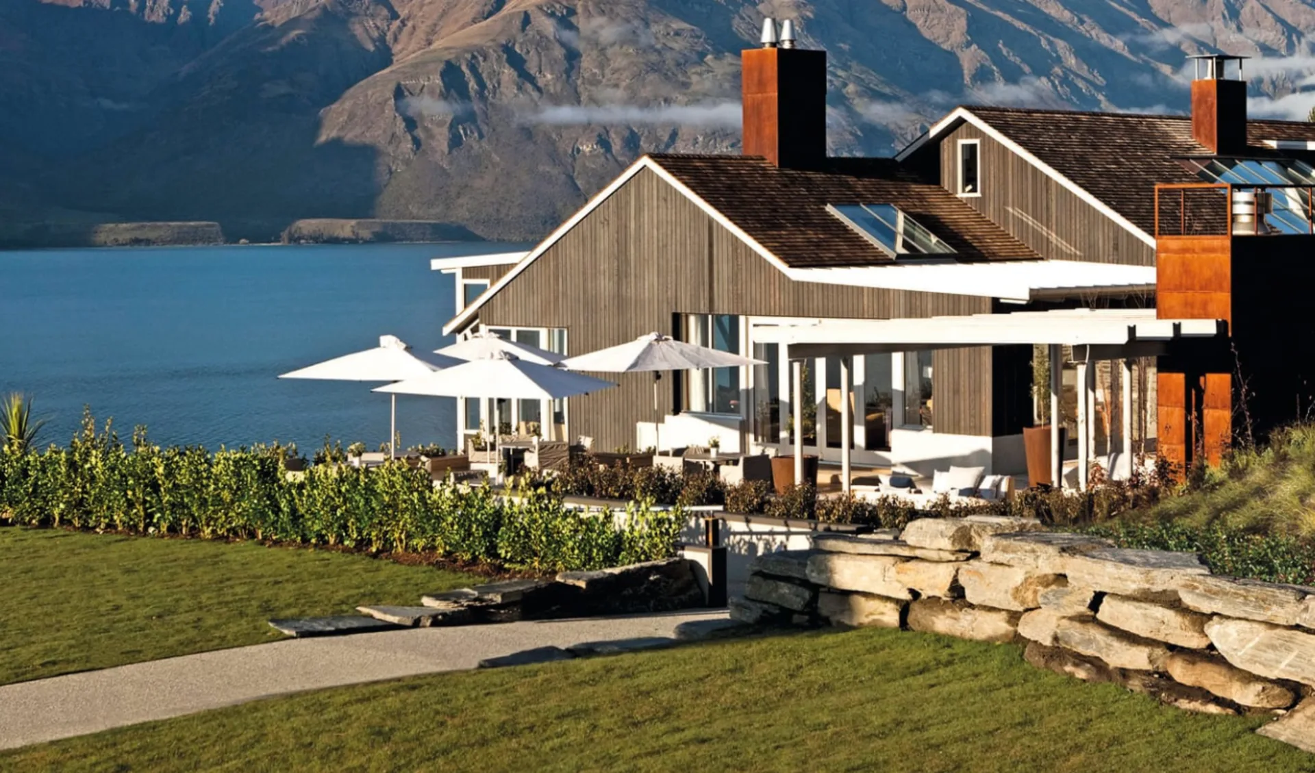 Rosewood Matakauri in Queenstown: Matakauri Lodge Queenstown Neuseeland  Blick auf Lodge mit Bergen im Hintergrund 2017