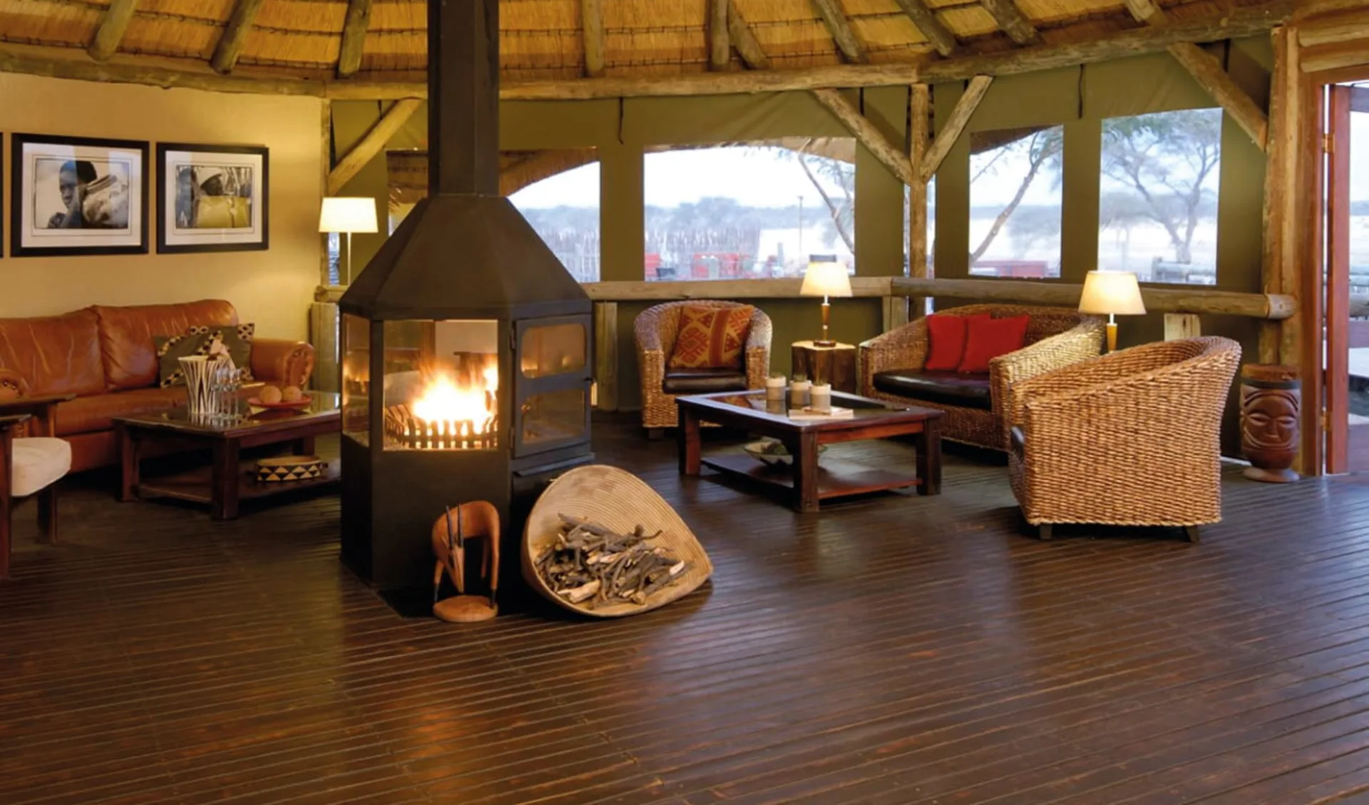 Frans Indongo Lodge in Waterberg: Frans Indongo - Lounge mit Feuerstelle
