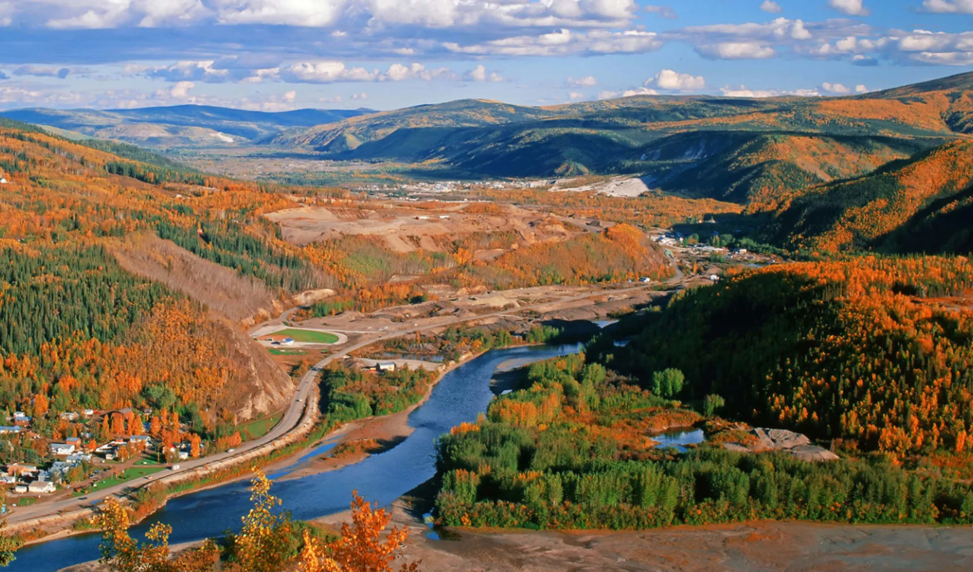 Traumstrassen Yukon & Alaska ab Whitehorse: Kanada - Dawson City Klondike - Yukon River Panorama Traumstrassen Yukon & Alaska ab Whitehorse: Kanada - Dawson City Klondike - Yukon River Panorama