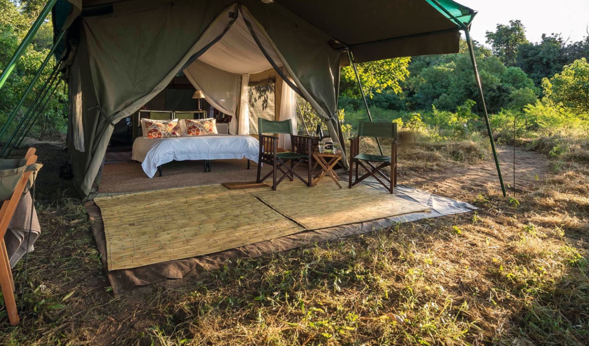 John's Camp in Mana Pools Nationalpark: Johns Camp - Zelt von aussen mit Bett c Robin Pope Safaris