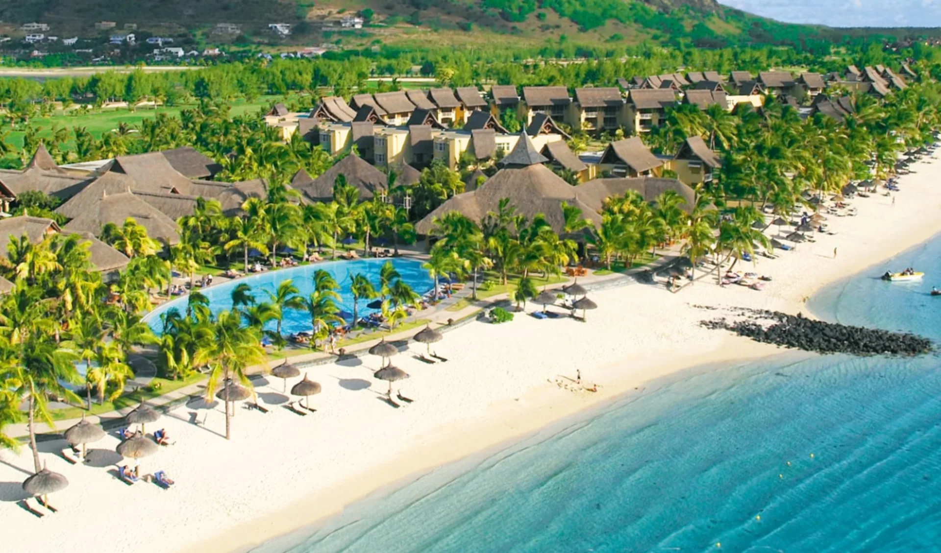 Paradis Beachcomber Golf Resort & Spa in Le Morne: Beachcomber Paradis Hotel & Golf Club - Blick über die ganze Anlage Paradis Beachcomber Golf Resort & Spa in Le Morne: Beachcomber Paradis Hotel & Golf Club - Blick über die ganze Anlage