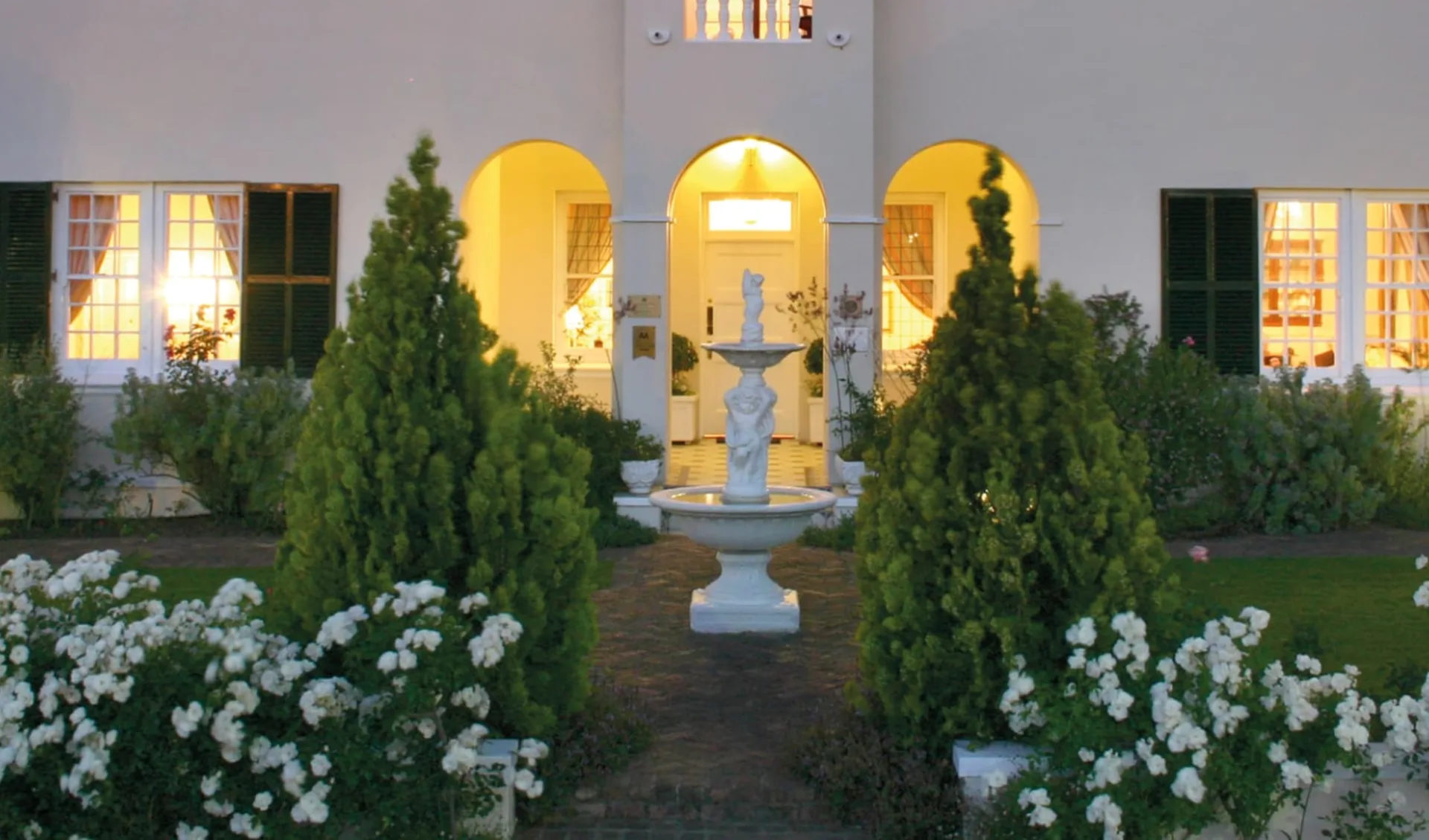 La Fontaine Boutique Hotel in Franschhoek: exterior La Fontaine Guesthouse - Aussenansicht in der Nacht La Fontaine Boutique Hotel in Franschhoek: exterior La Fontaine Guesthouse - Aussenansicht in der Nacht
