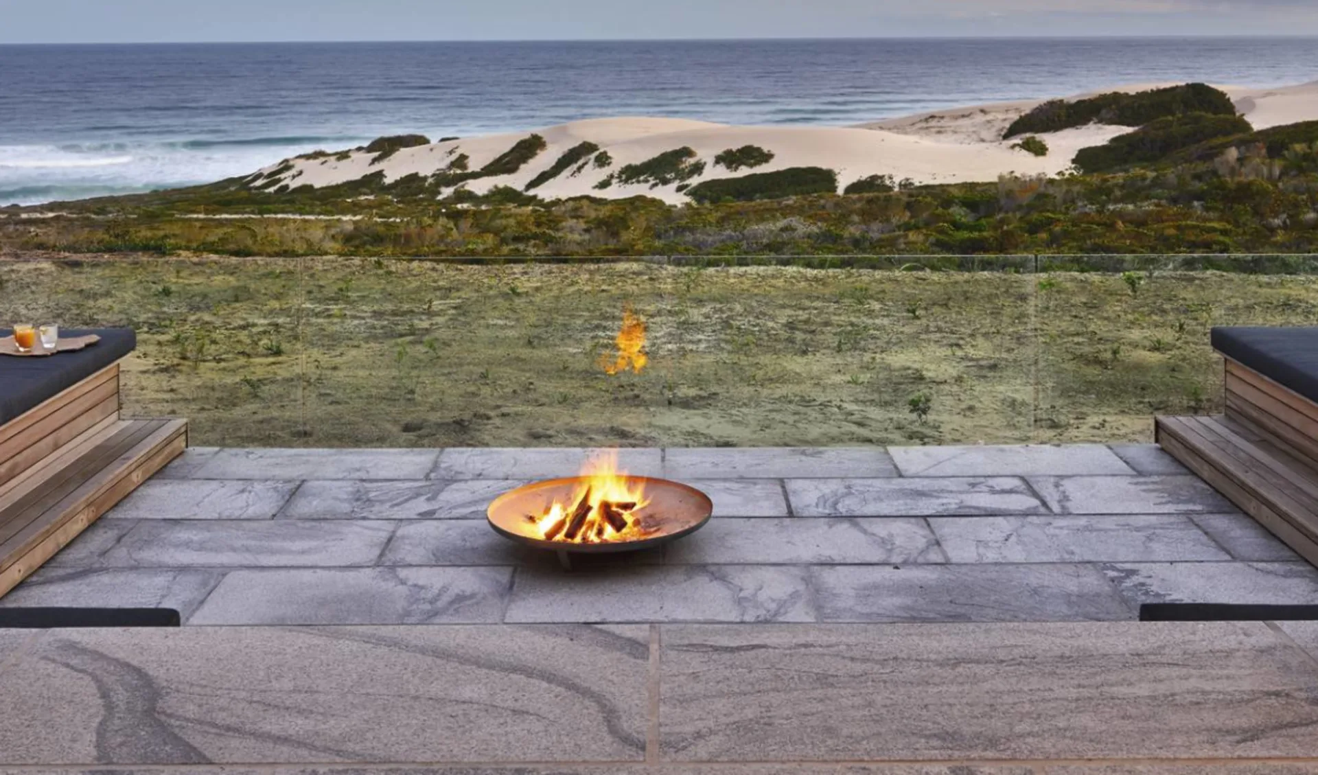 Wonders of South Africa ab Kapstadt: exterior Morukuru Beach Lodge - Lounge mit Feuerstelle