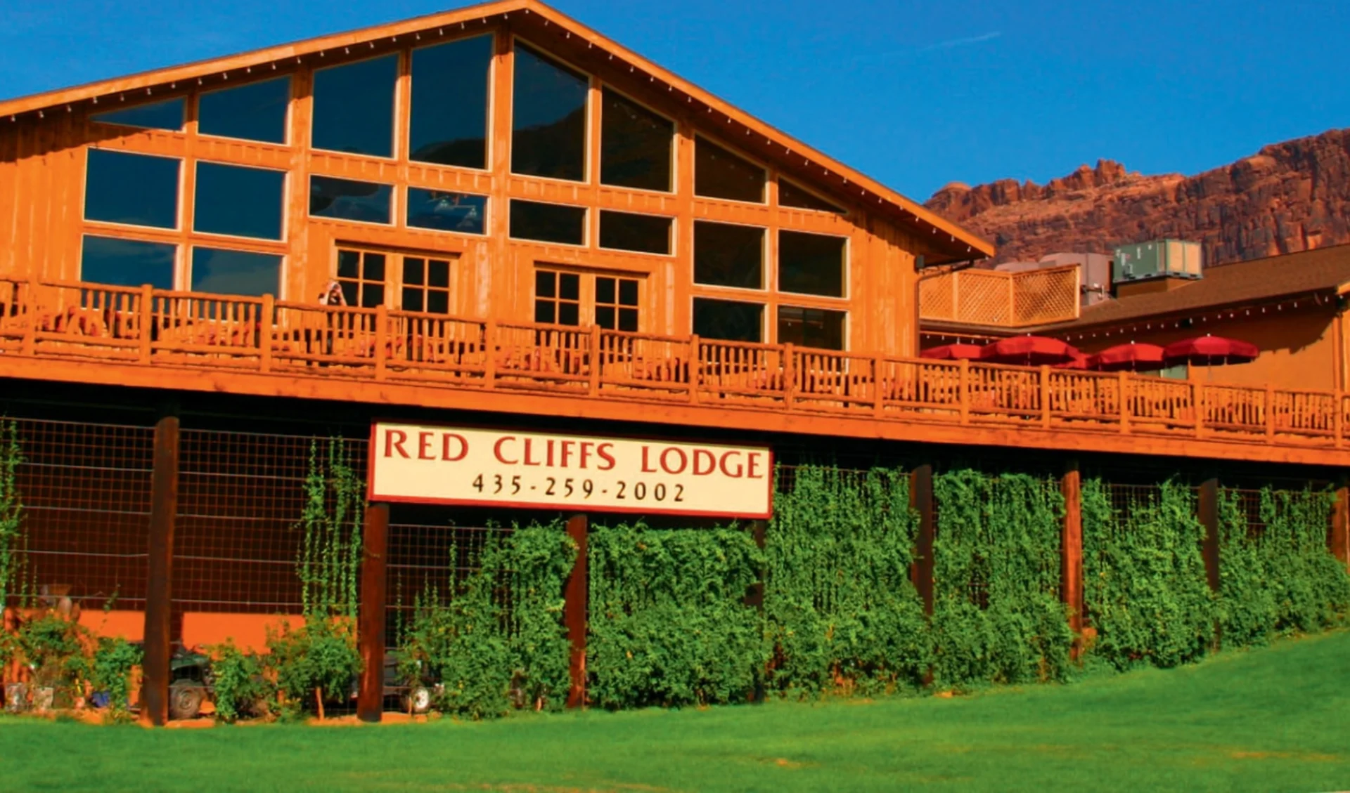 Red Cliffs Lodge in Moab: exterior red cliffs lodge holz himmel