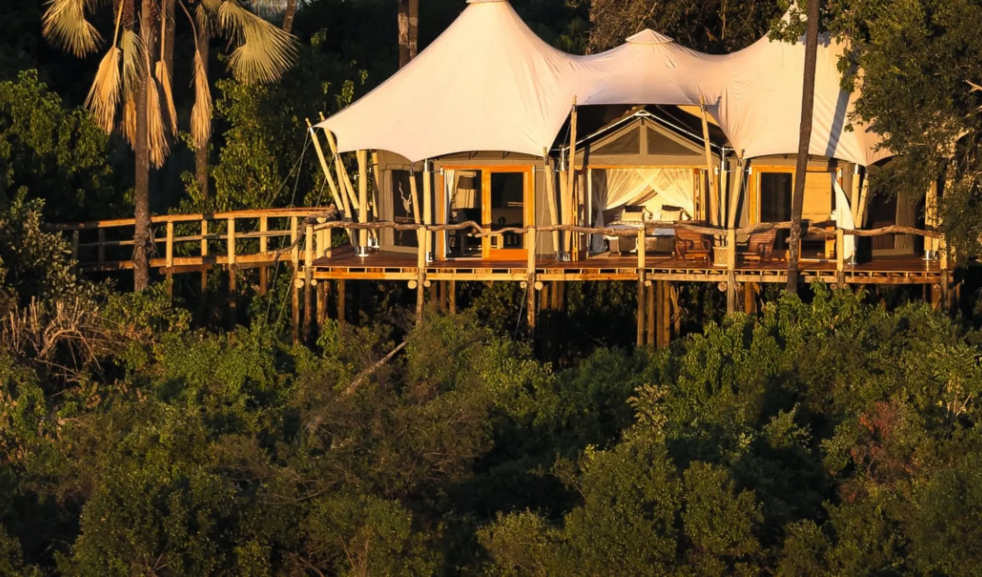 Kwetsani Camp in Okavango Delta: Kwetsani Camp - Zeltzimmer Aussenansicht c Wilderness Safaris