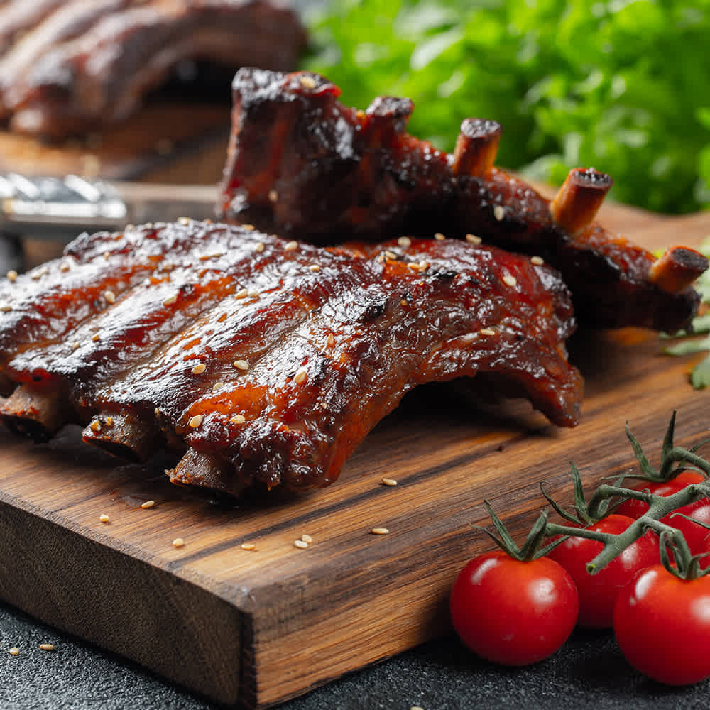 Geräucherte und glasierte BBQ-Rippchen