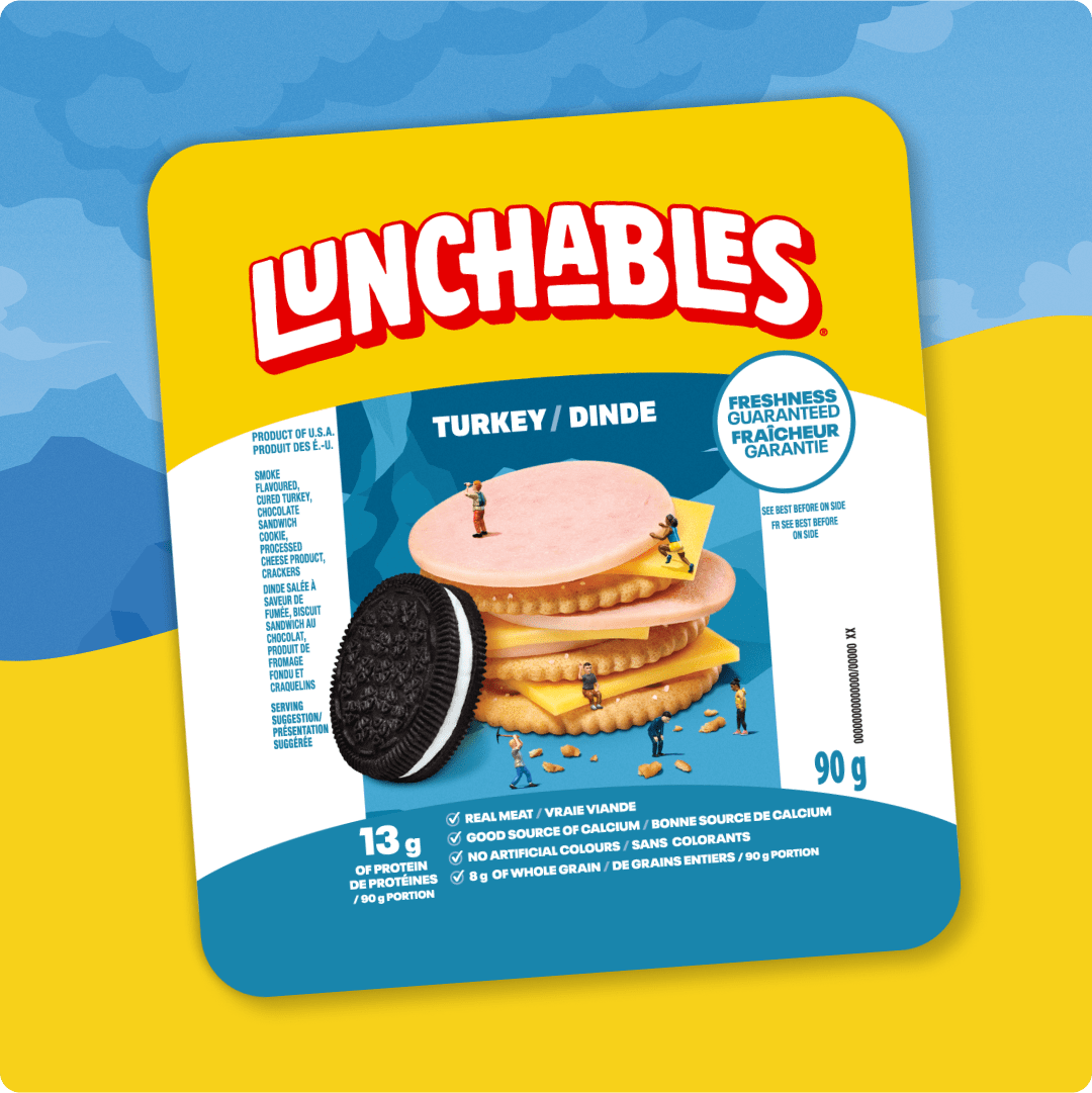 Lunchables Craquelins à la dinde + Biscuit empilable: Une collation pratique comprenant des tranches de dinde, des craquelins à empiler et un biscuit sandwich au chocolat pour le dessert.