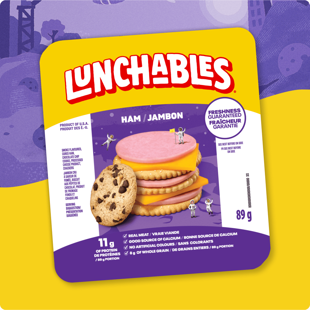 Lunchables Craquelins au jambon + Biscuit empilable: Une collation satisfaisante comprenant des tranches de jambon, des craquelins et un biscuit sandwich au chocolat sucré.