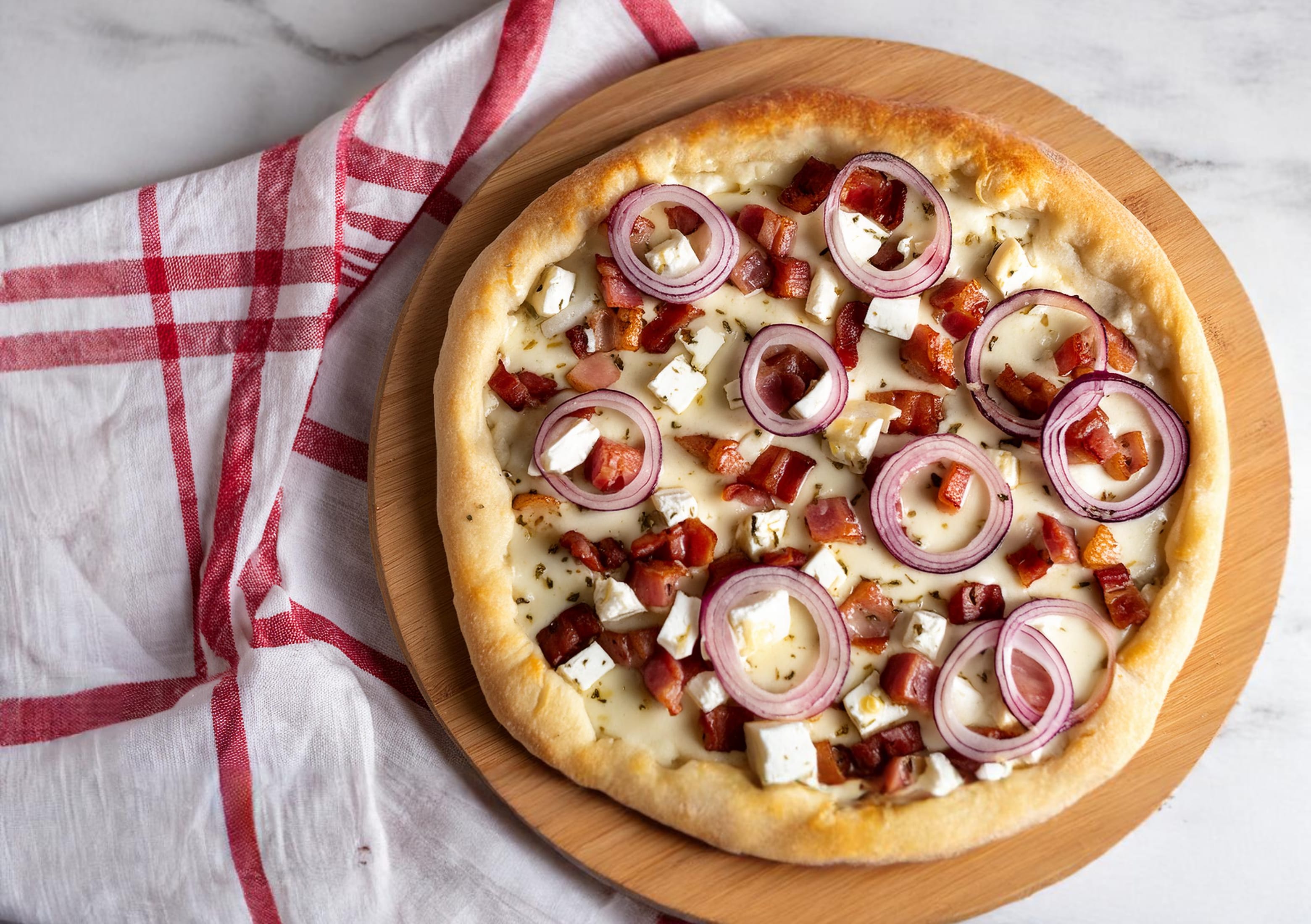 Pizza de bacon, queso de cabra y cebolla