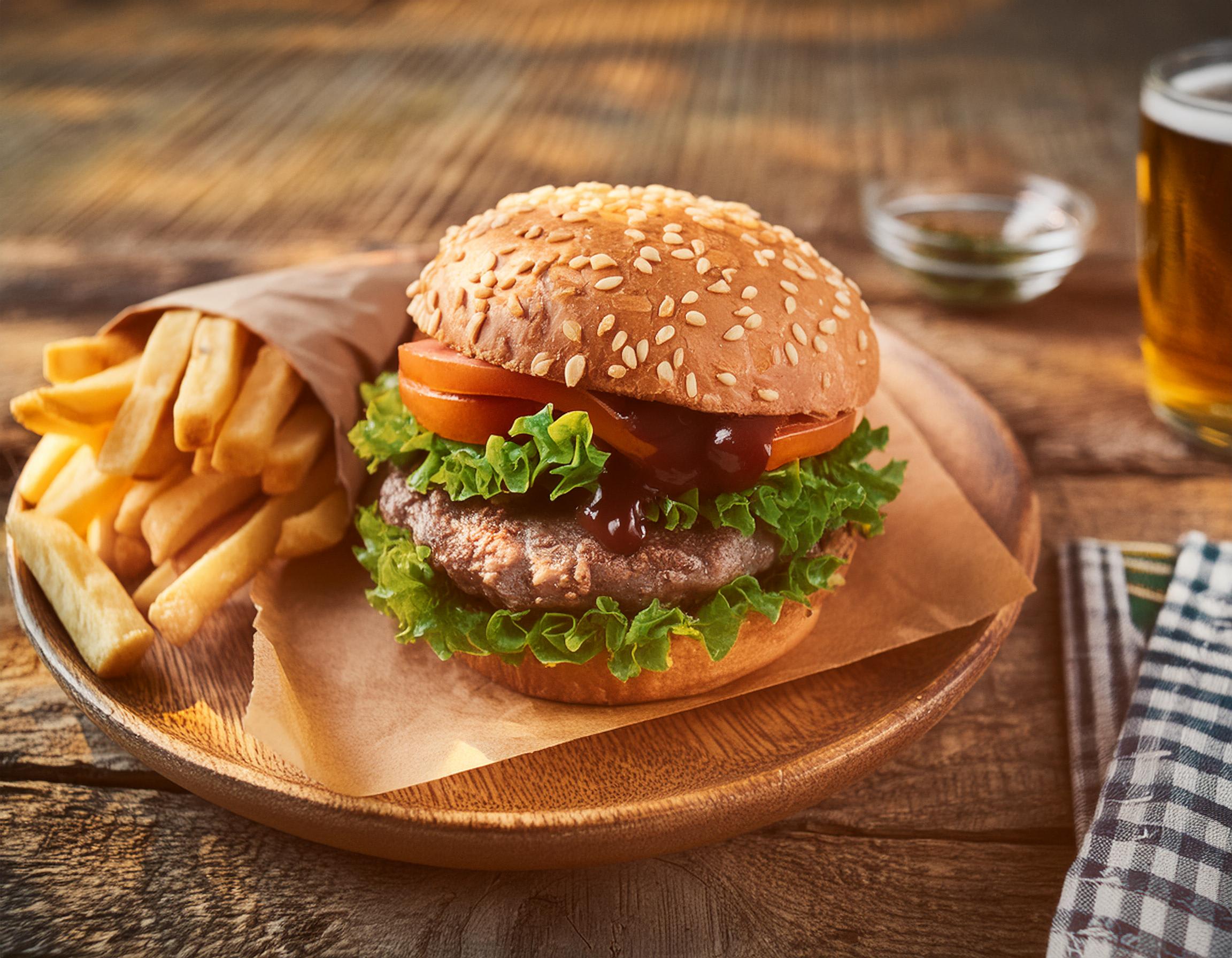 Klassieke hamburger met satesaus en friet