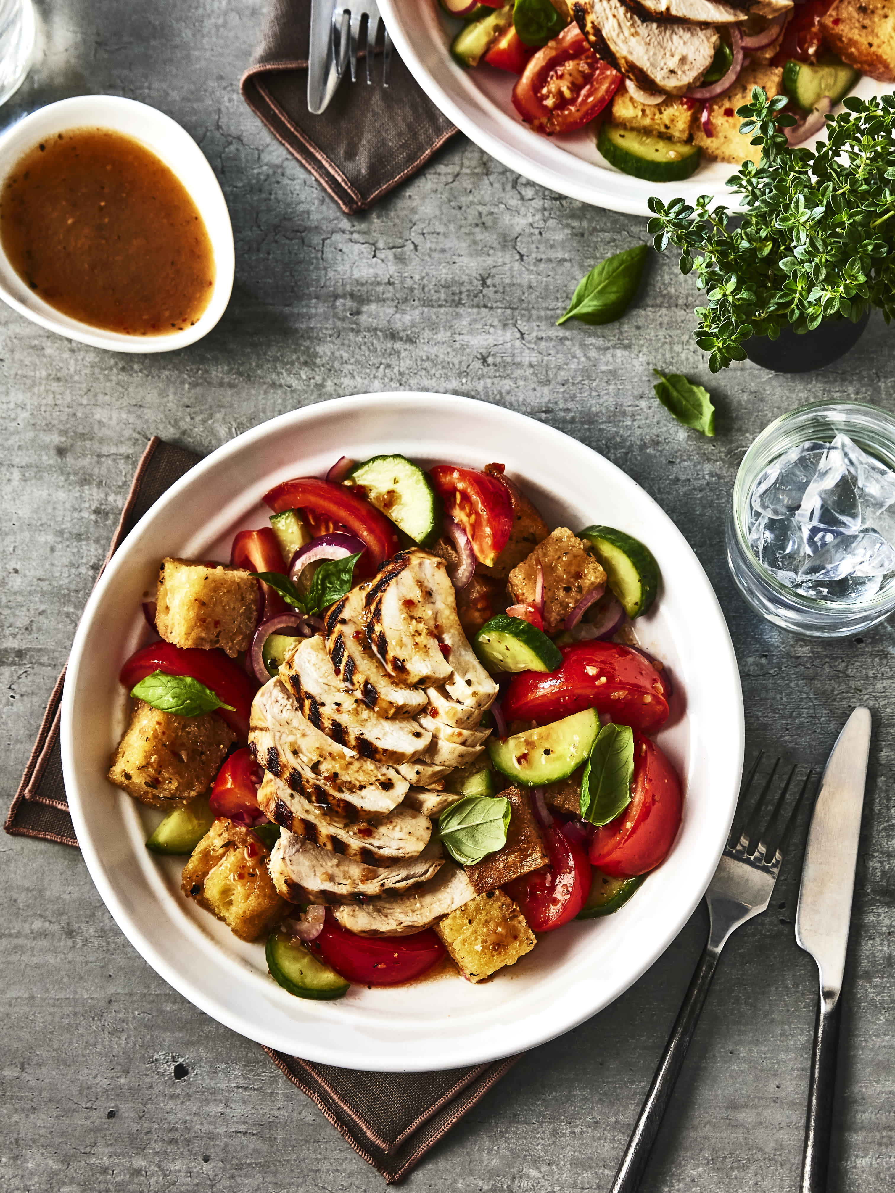 Bol salade Panzanella avec poulet mariné aux herbes