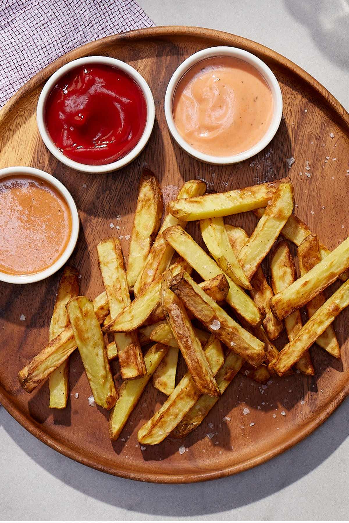 Frites à la friteuse à air chaud avec trempette crémeuse à l’ail et au BBQ