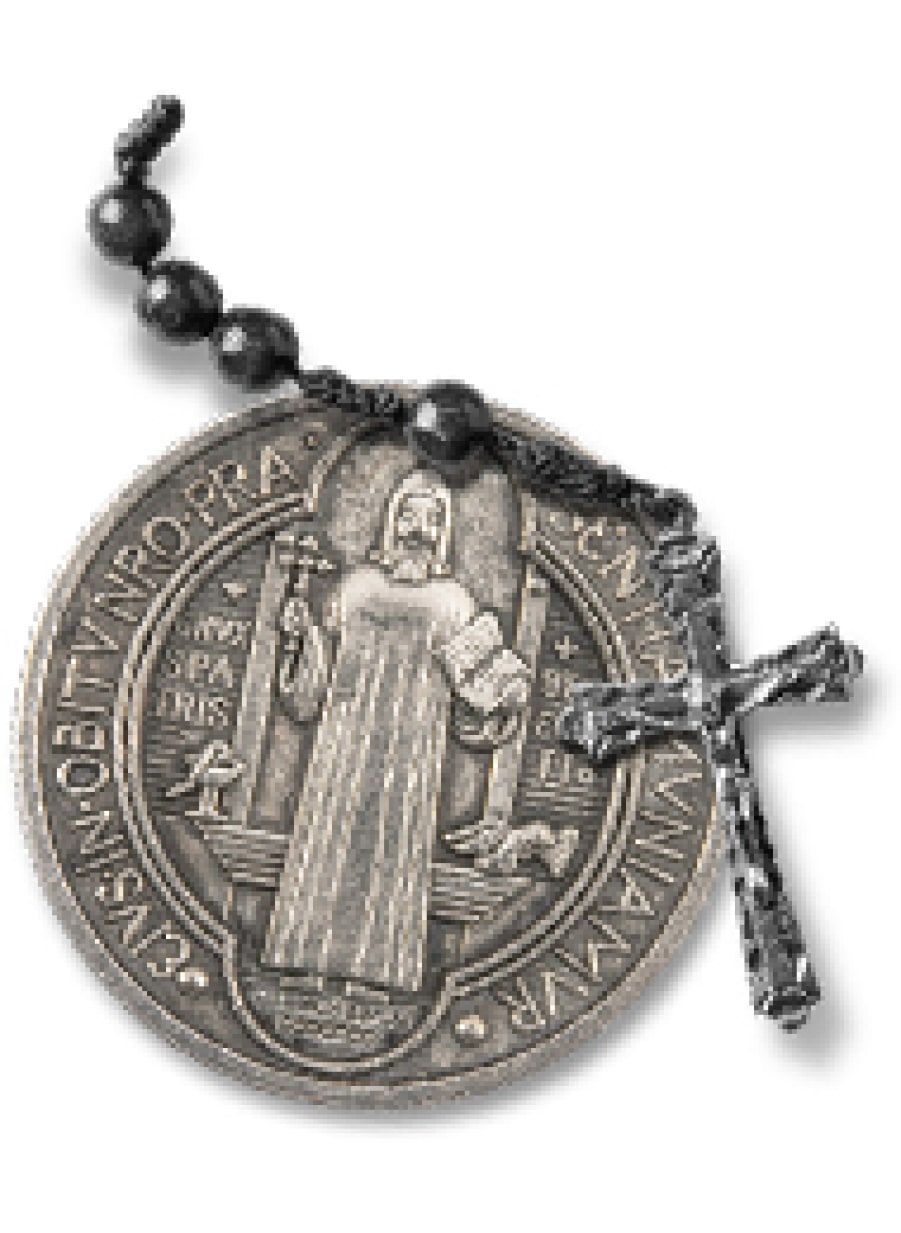 Une croix et un médaillon.