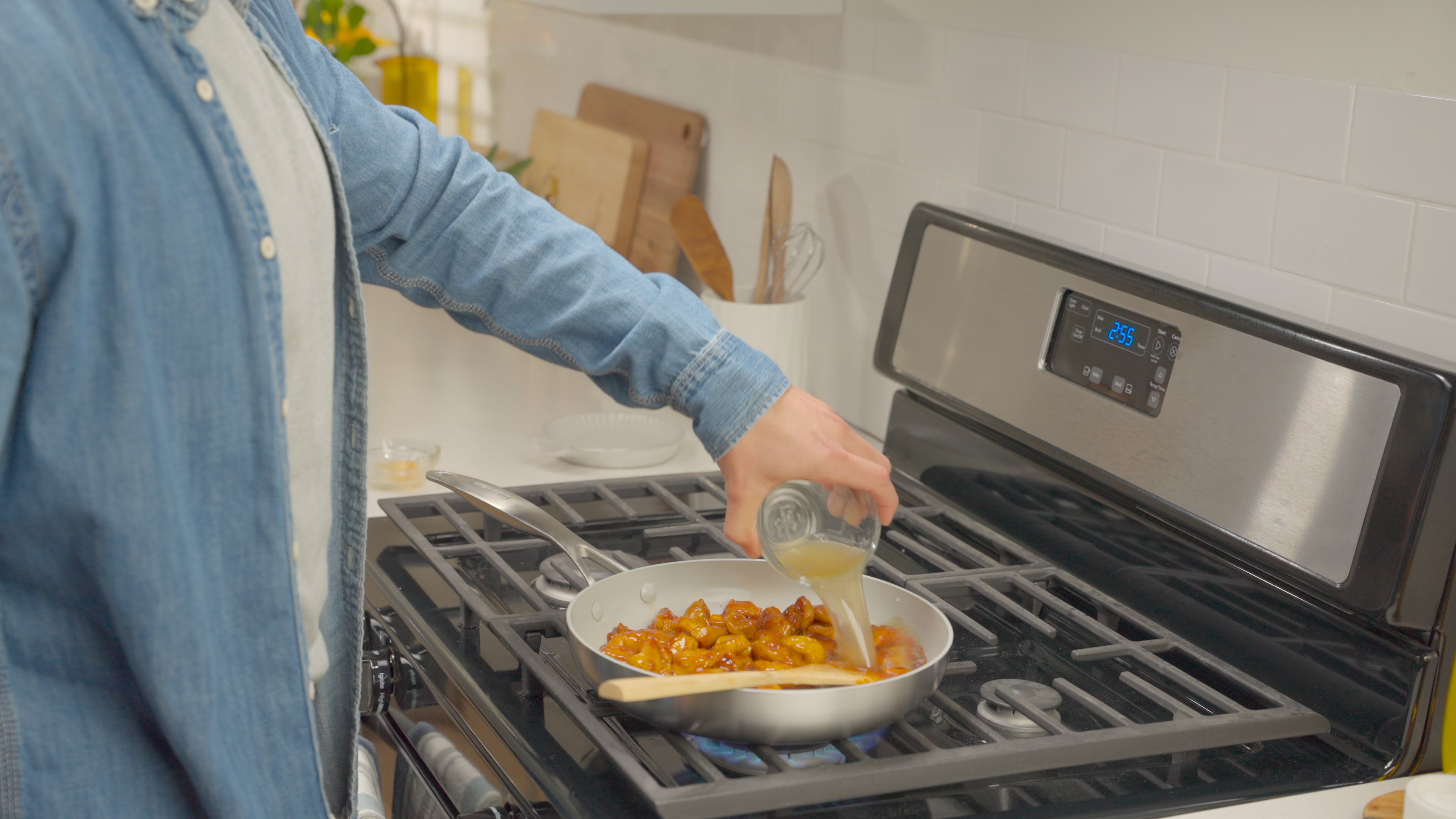 Incorporez le mélange de bouillon de poulet réservé. Laissez mijoter à feu moyen doux pendant 15 à 20 minutes.