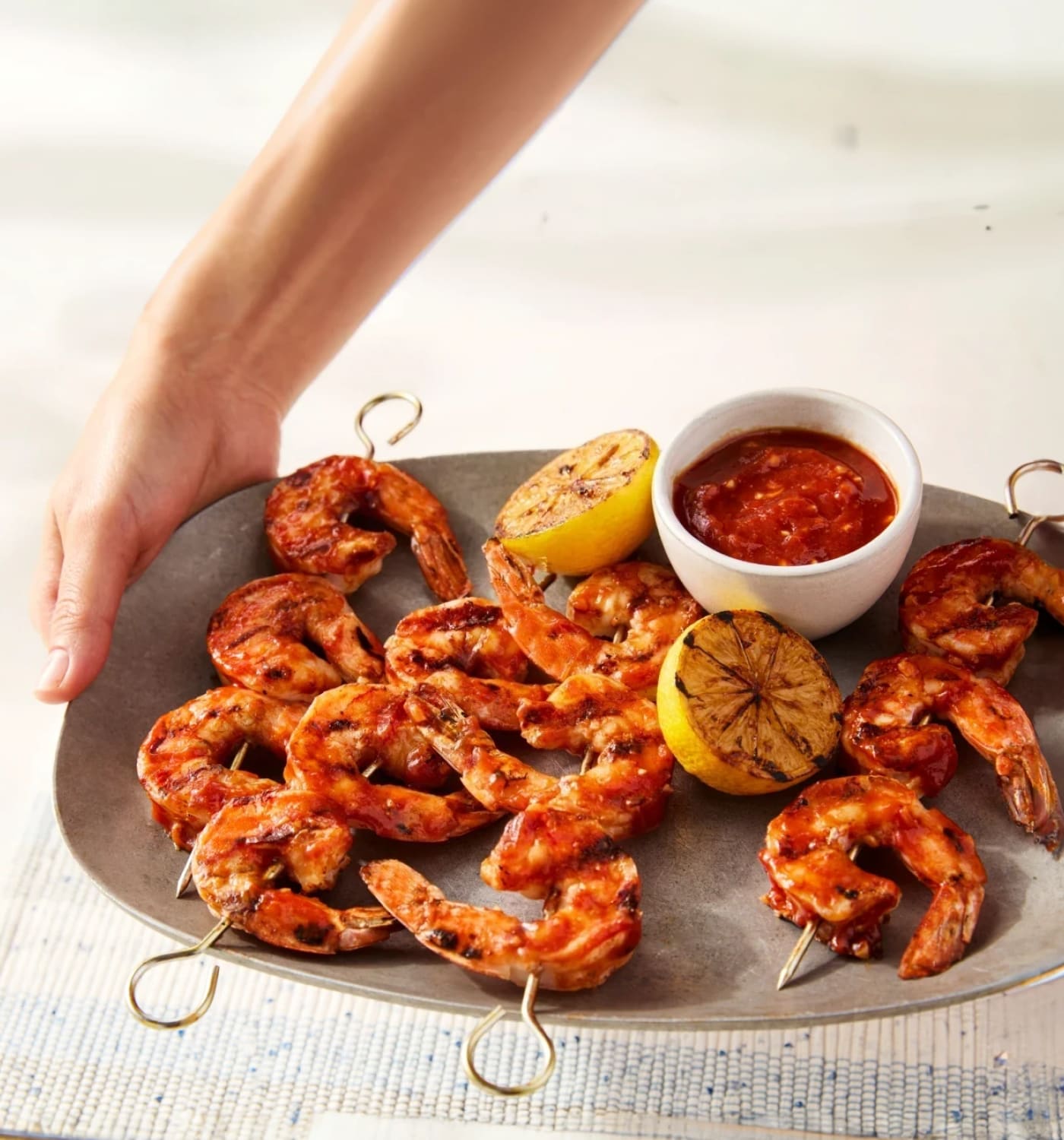 Brochettes de crevettes marinées au citron et à l'ail