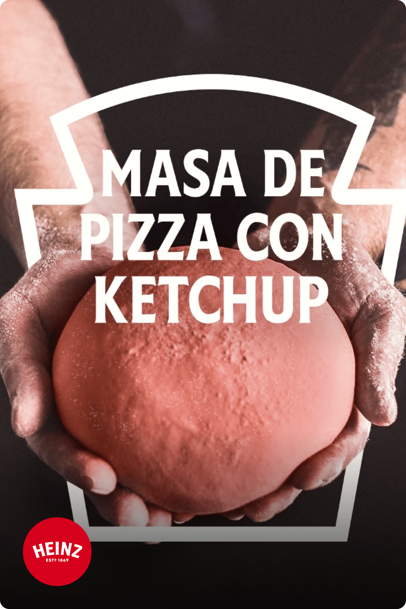 Manos sosteniendo masa de pizza roja. Texto: "Masa de Pizza con Ketchup"