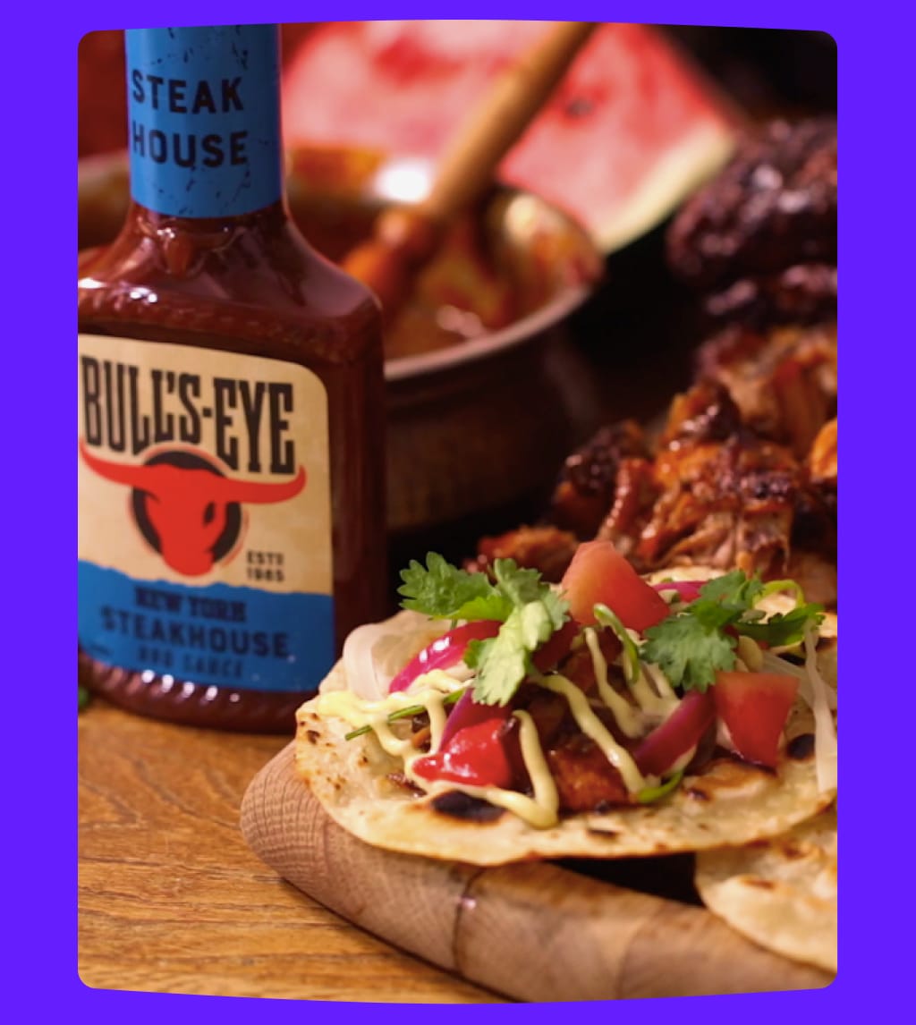 Taco med toppings og Bull's-Eye Steakhouse Sauce.