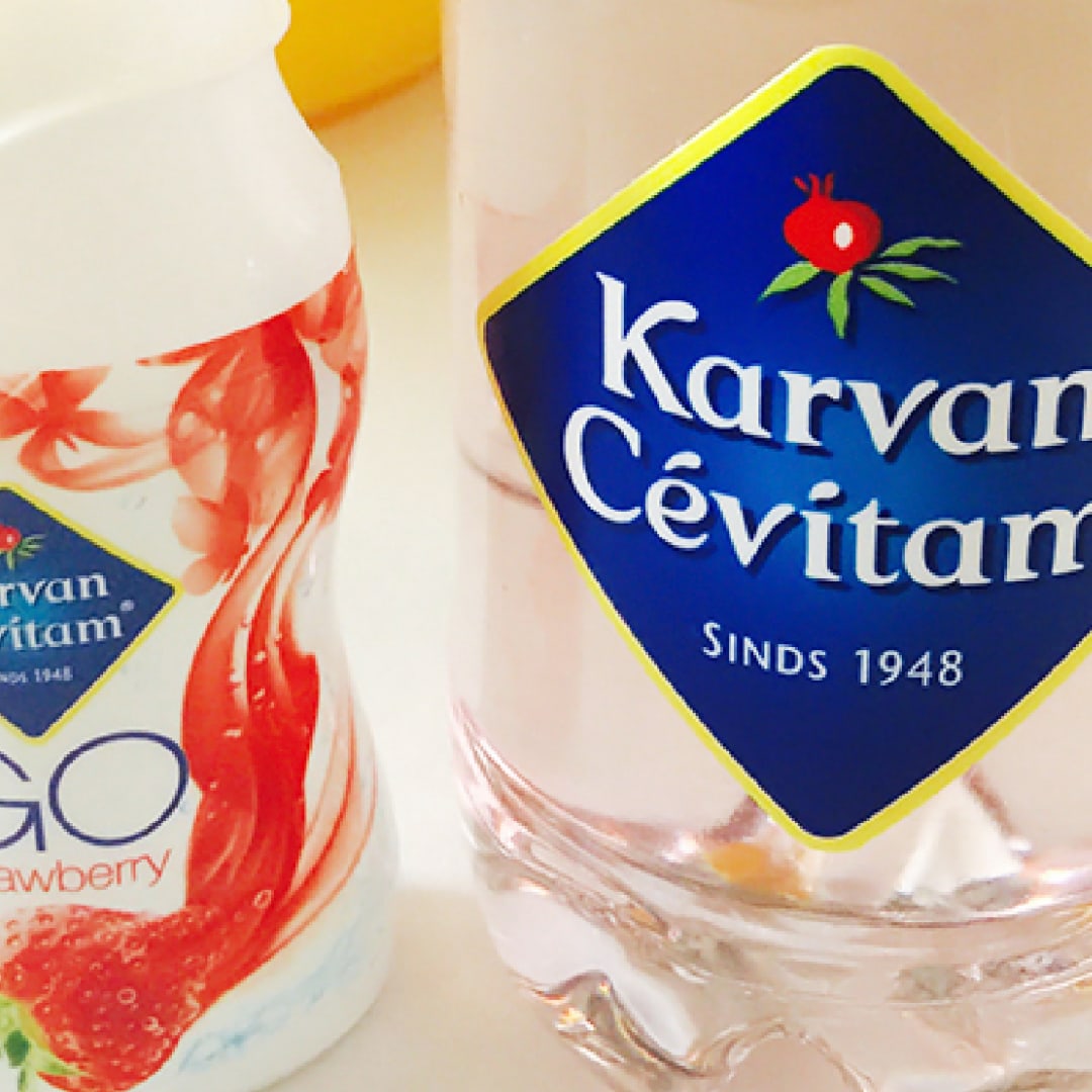 Een close-up van een Karvan Cévítam-sapfles.