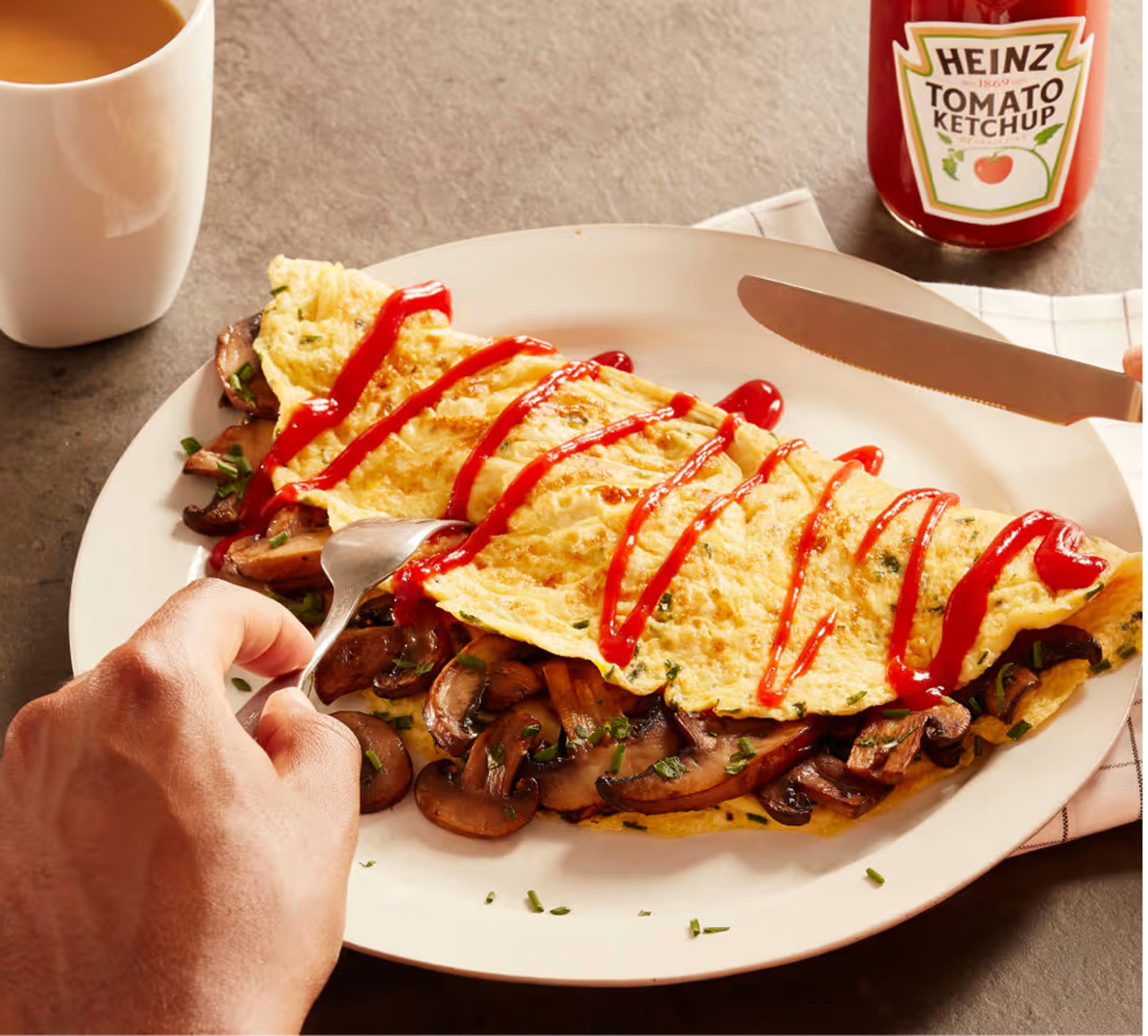 Ένα θρεπτικό πρωινό με ομελέτα γεμιστή με μανιτάρια, γαρνιρισμένη με λαχταριστή κέτσαπ Heinz