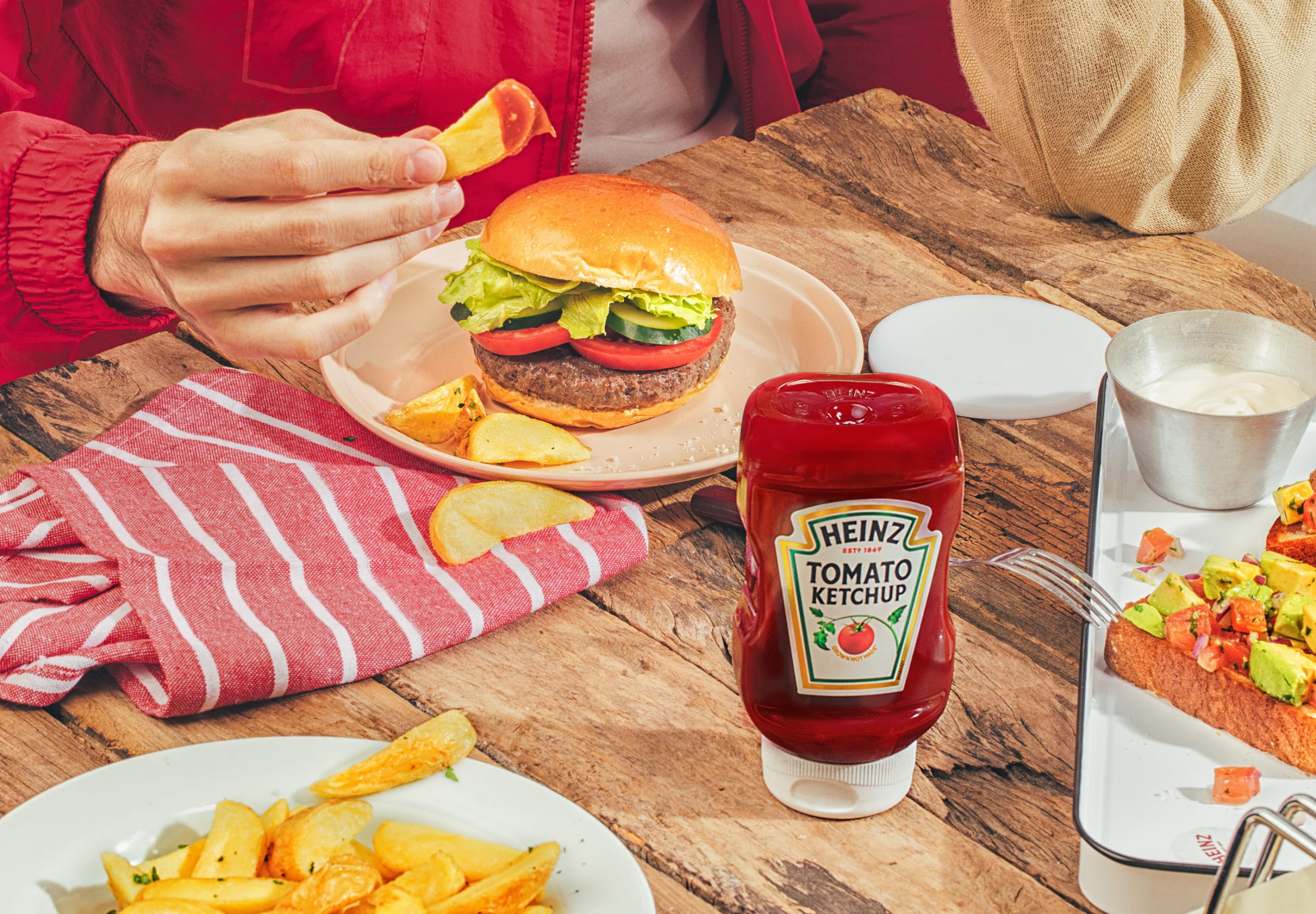 Afbeelding van een hamburger, frieten en ketchup.