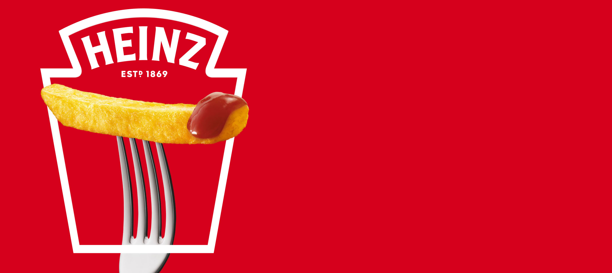 Patatina fritta dorata con ketchup Heinz su forchetta. Logo Heinz e "ESTB 1869" su sfondo rosso