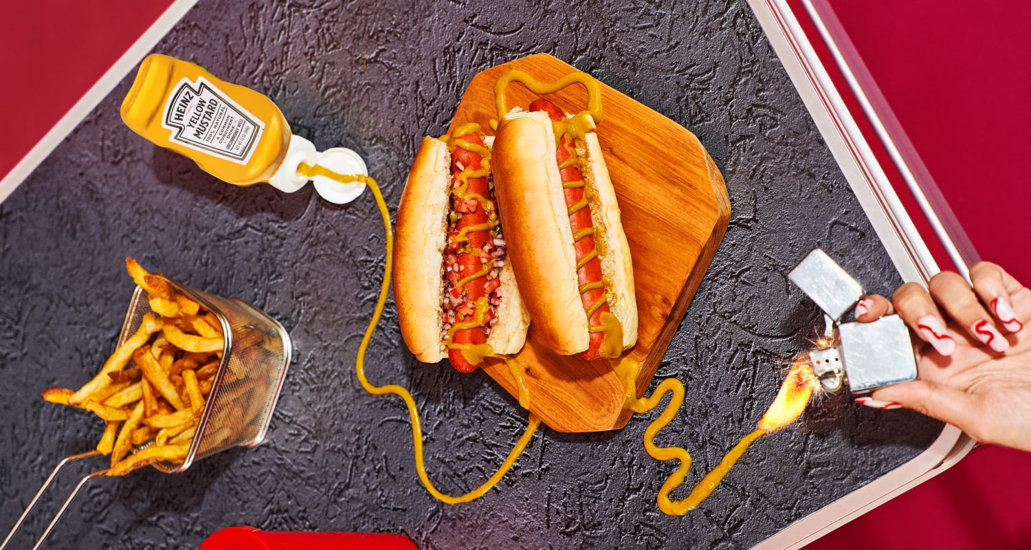 Hot dogi z musztardą i frytkami