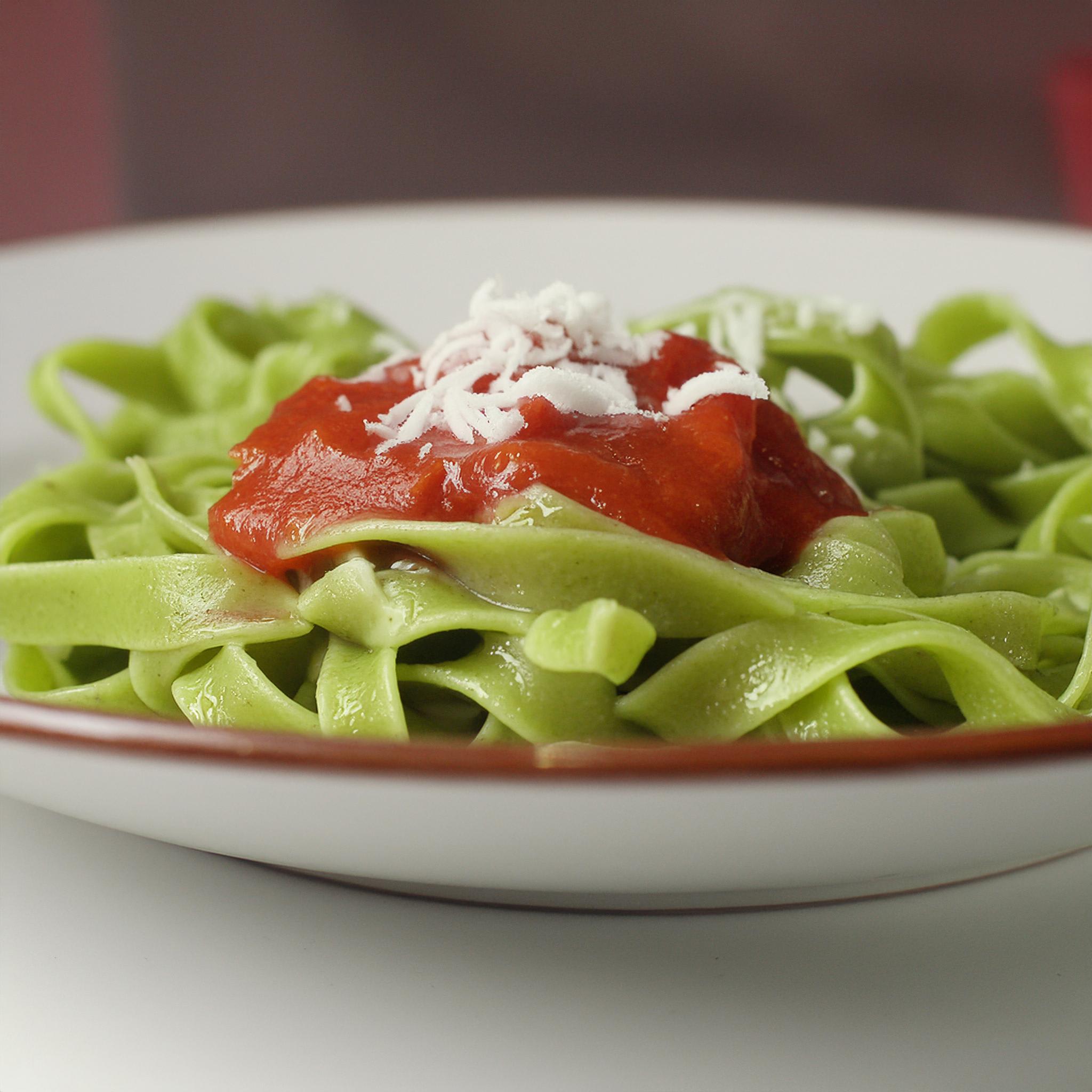 Fetuccinis de espinaca con pomodoro al Heinz