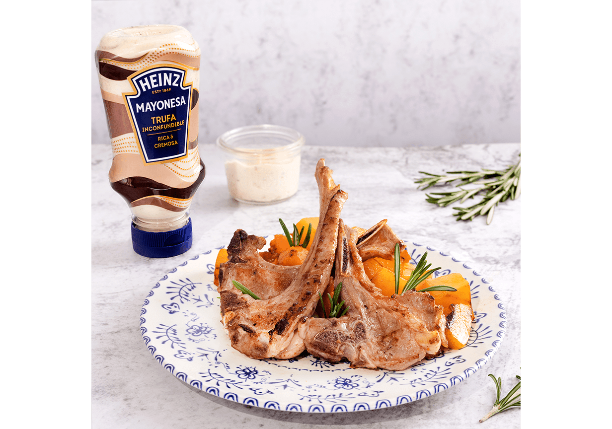 Chuletas de cordero con calabaza y romero y mayonesa de trufa