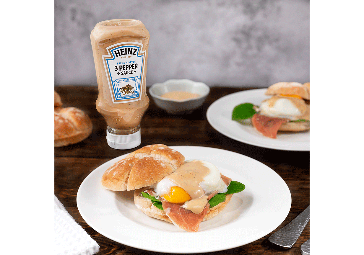 Huevos benedict con salsa 3 pimientas