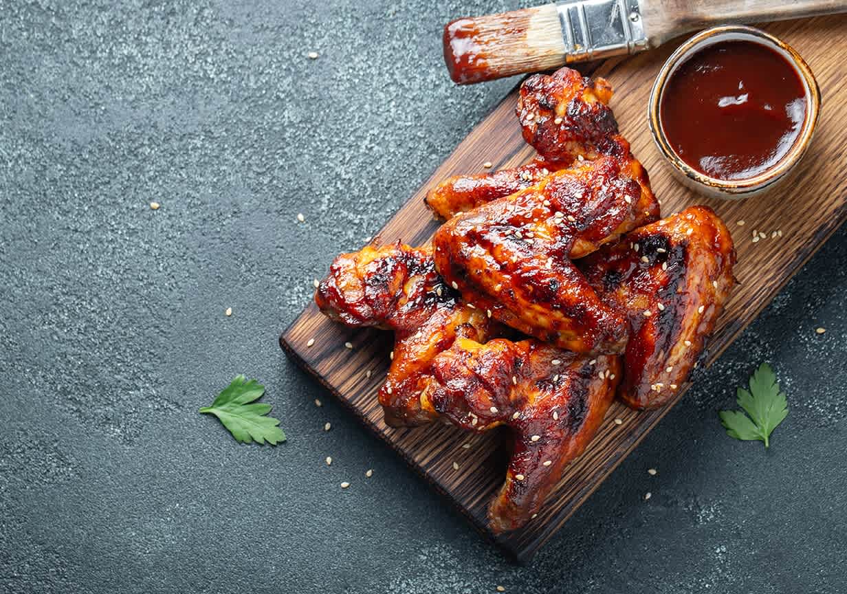 Asas de frango com uma cobertura de ketchup Heinz