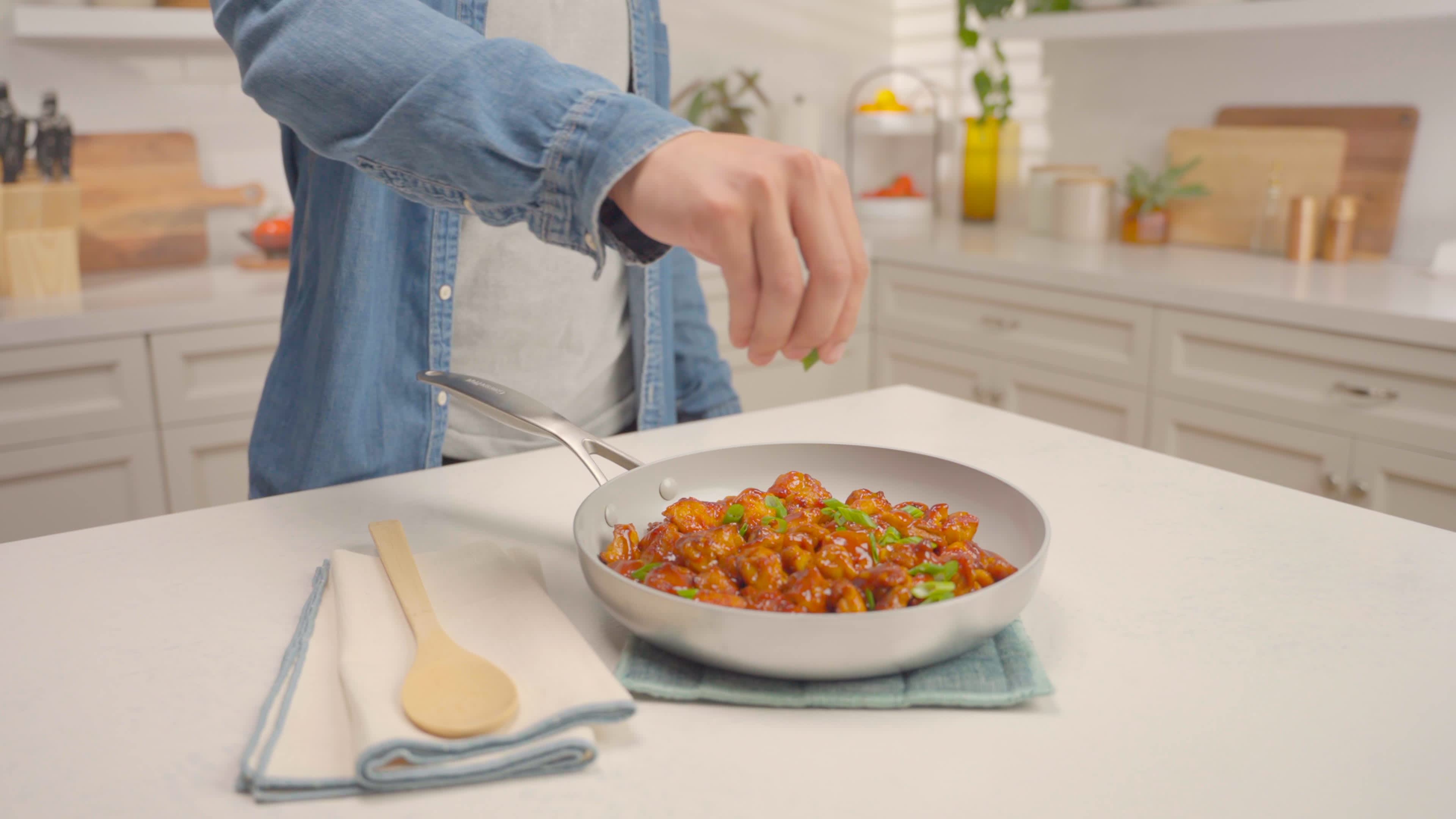 Laissez mijoter à feu moyen doux jusqu’à ce que le poulet soit cuit, en remuant de temps en temps.
