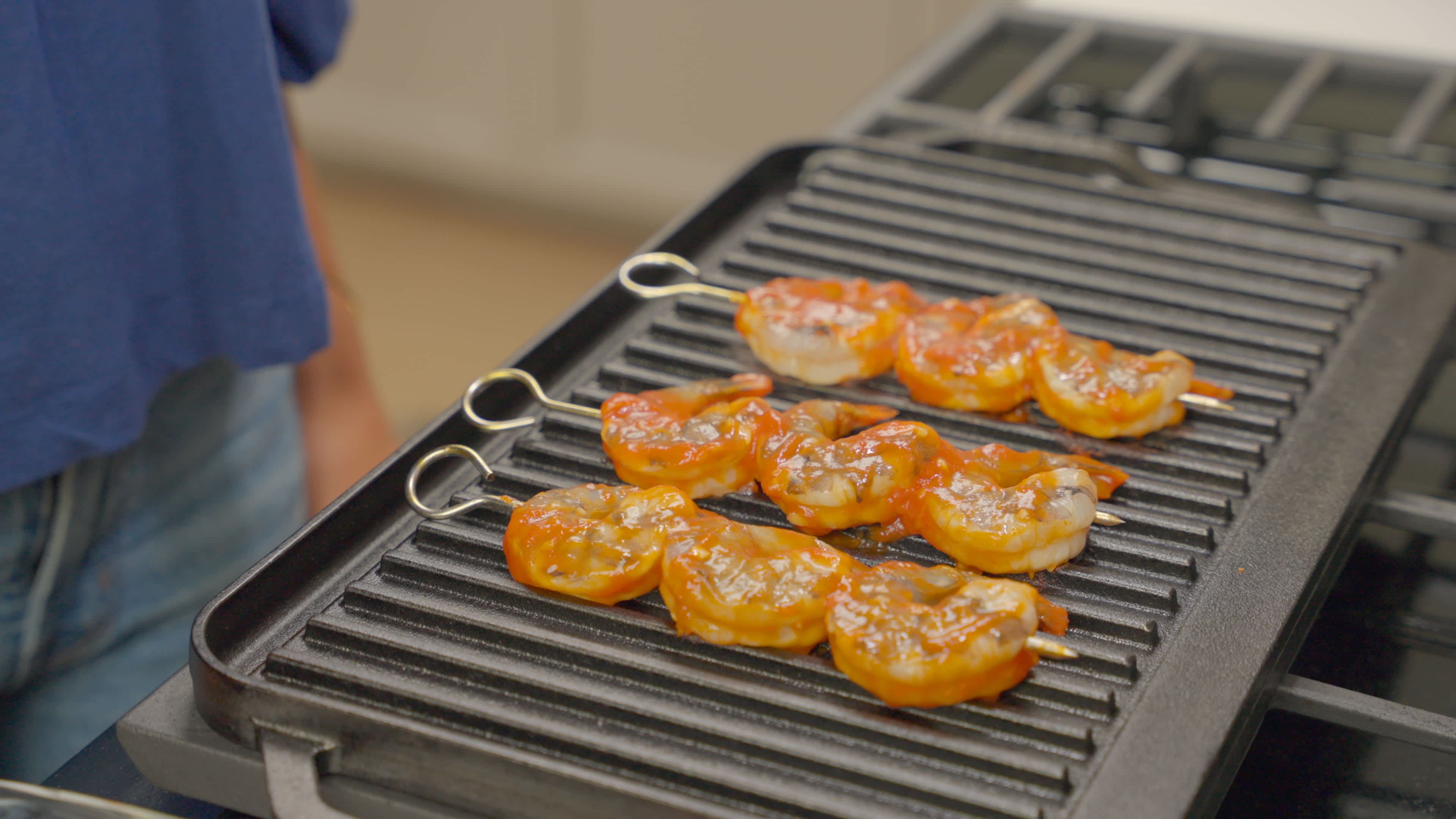 Grillez les crevettes à feu moyen pendant 3 à 5 minutes, jusqu’à ce qu’elles soient cuites.