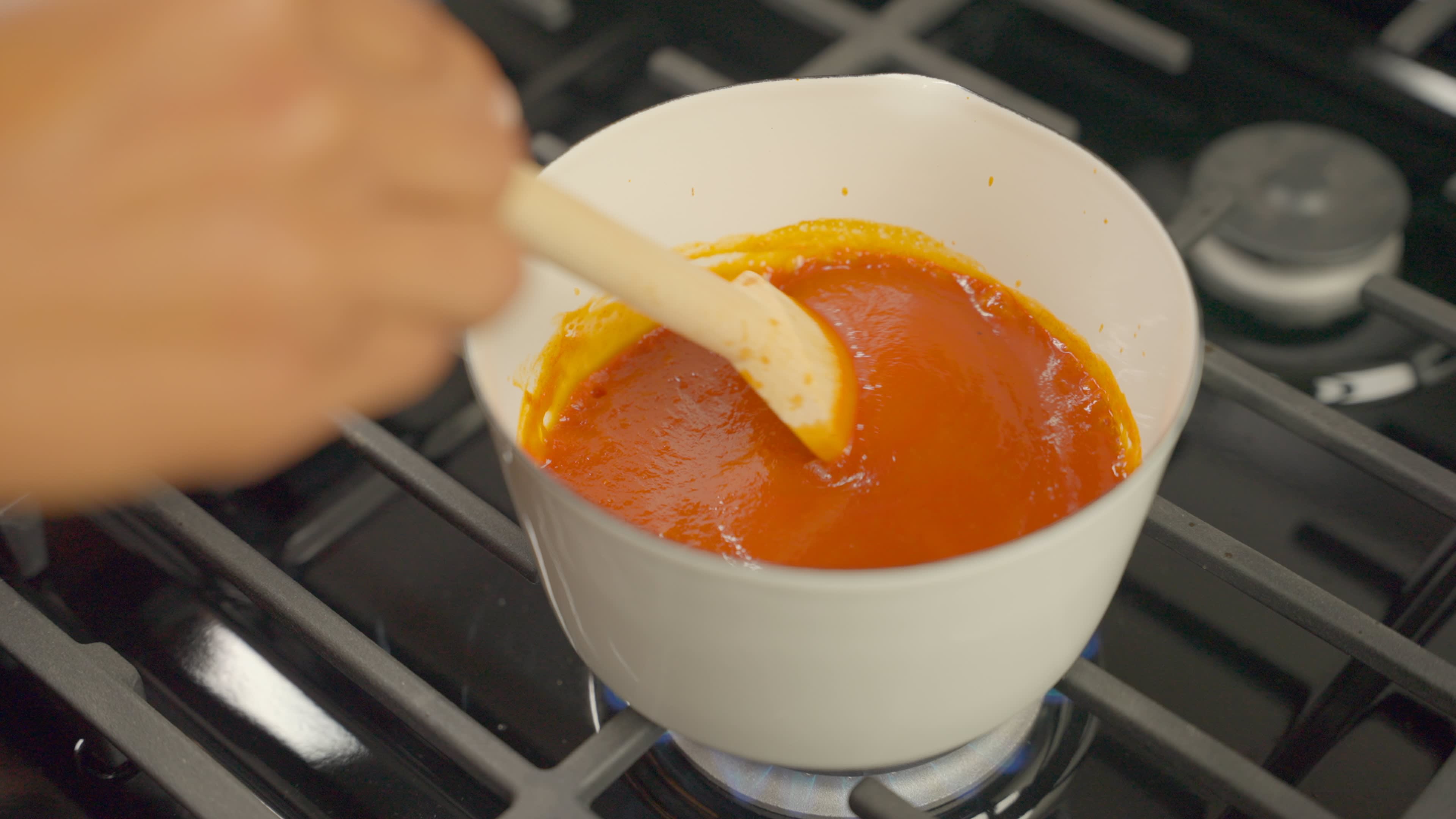 Faites mijoter et remuez à feu moyen pendant 5 minutes jusqu’à ce qu’elle épaississe.