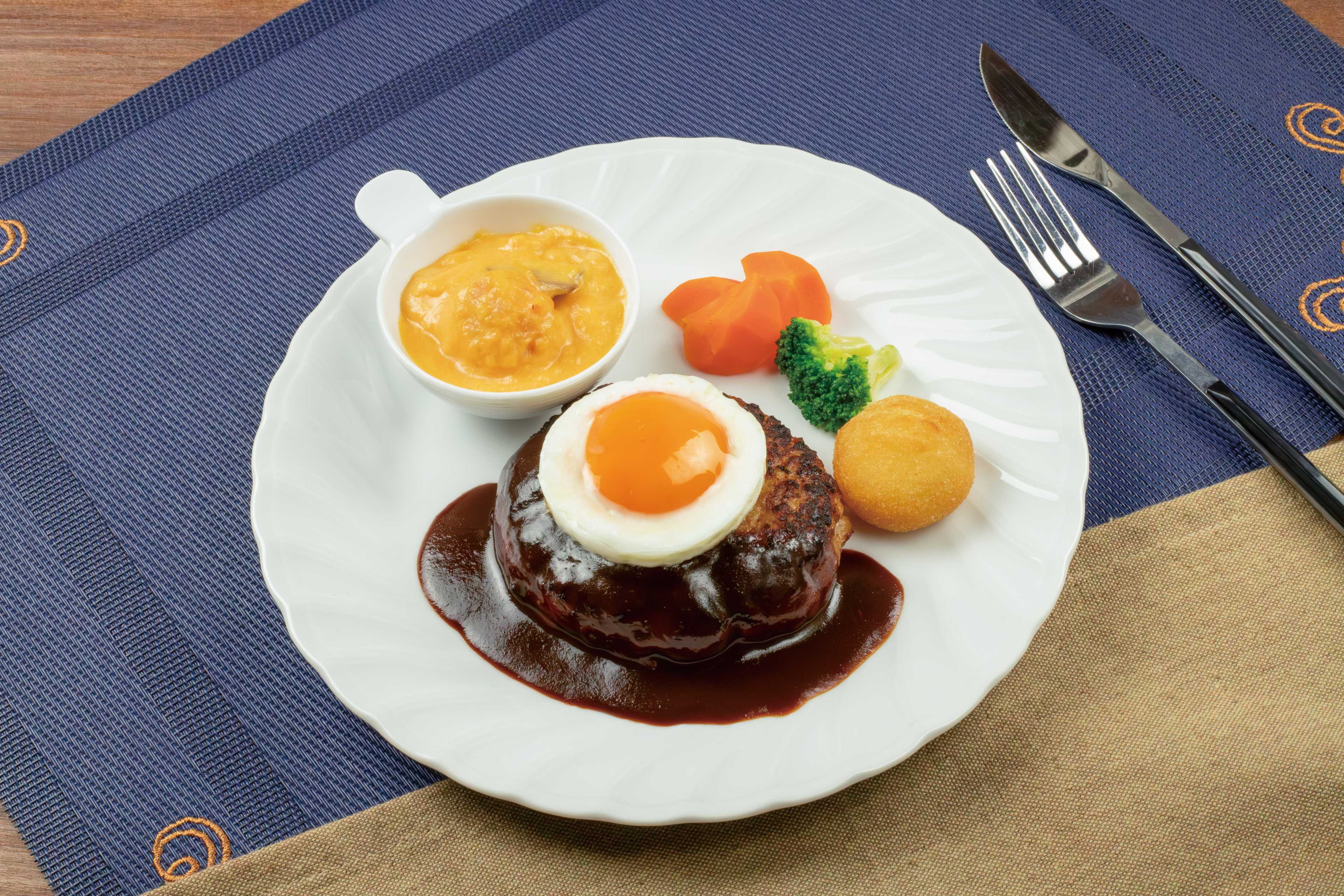 お月見たまごのデミグラスハンバーグ