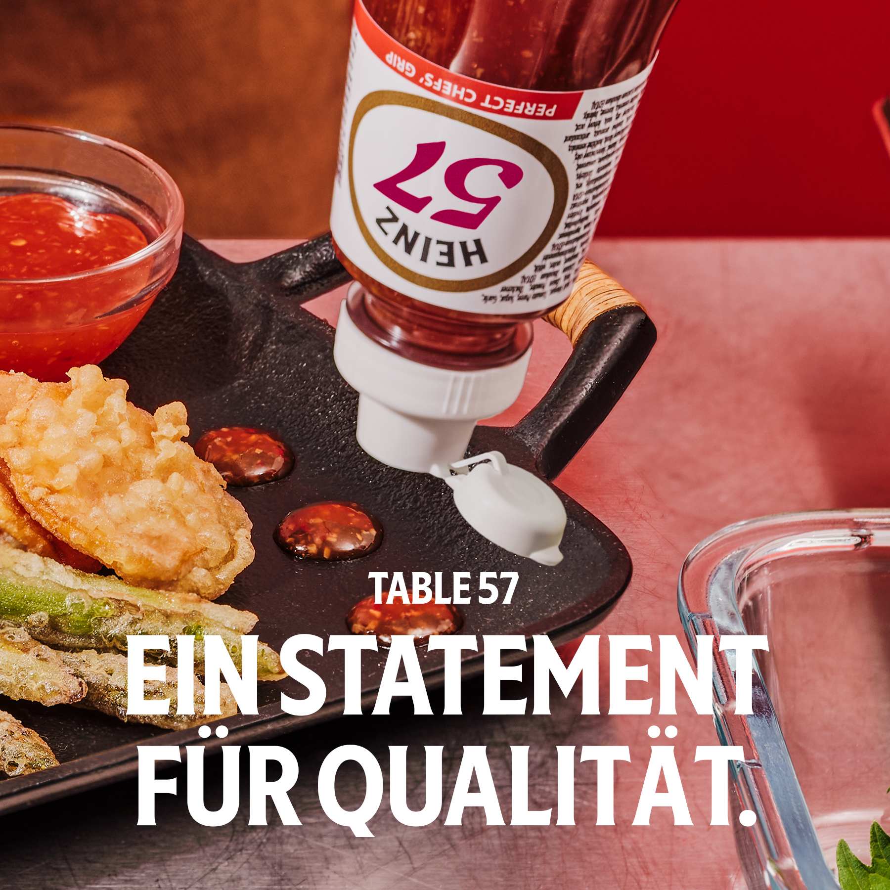 Heinz Saucenflasche beim präzisen Anrichten von Tempura mit dem Text: TABLE 57 EIN STATEMENT FÜR QUALITÄT.