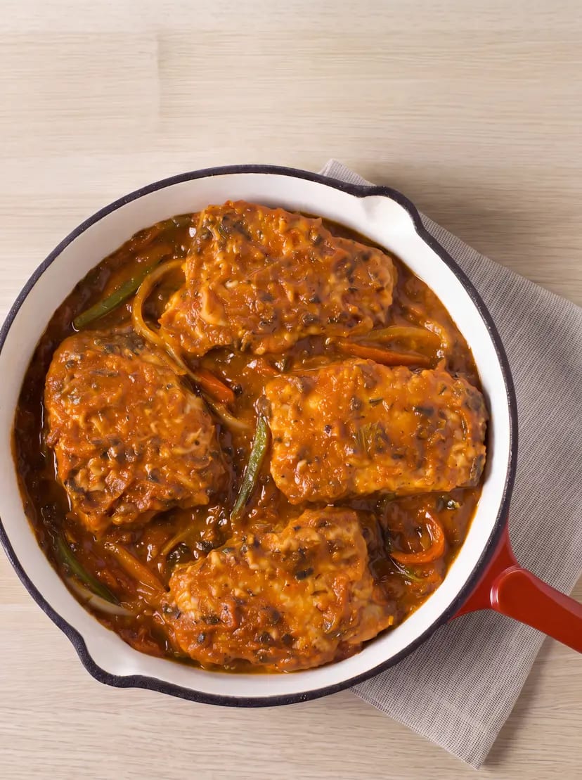 Casserole de côtelettes de porc braisées en sauce pour pâtes à l’ail rôti