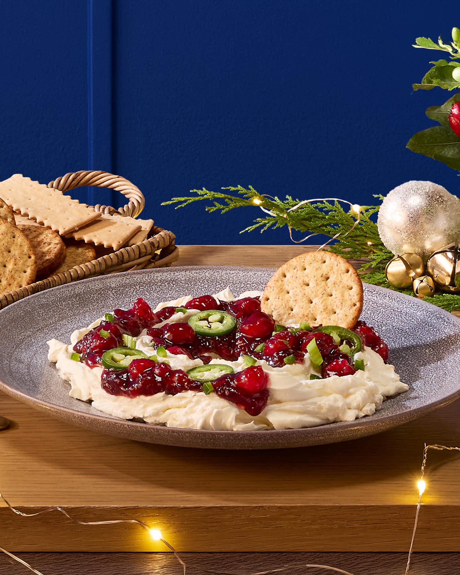 Trempette de fromage à la crème aux canneberges et jalapeños, avec craquelins