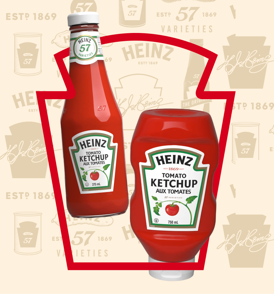 Deux bouteilles de ketchup aux tomates Heinz, une en verre et une en plastique, sont affichées sur un motif subtil et répétit